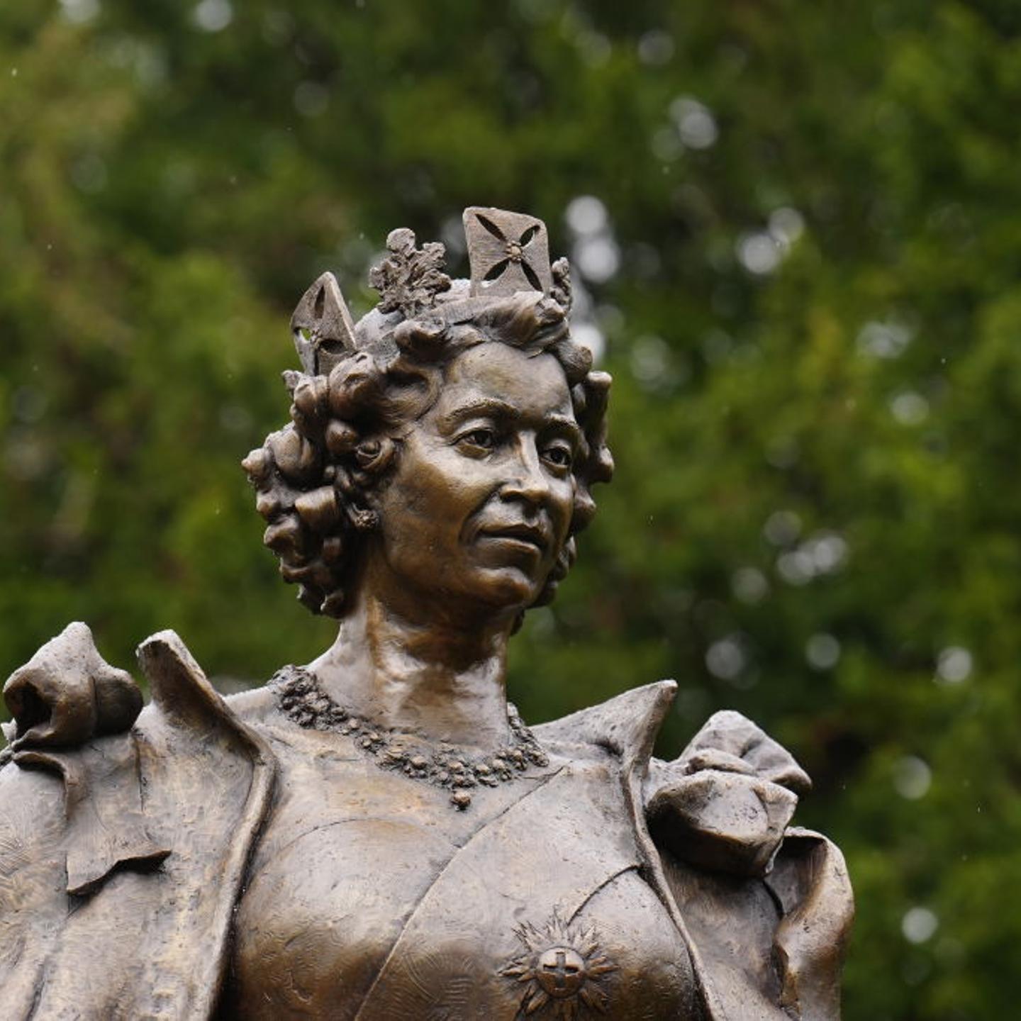 Queen Elizabeth II statue