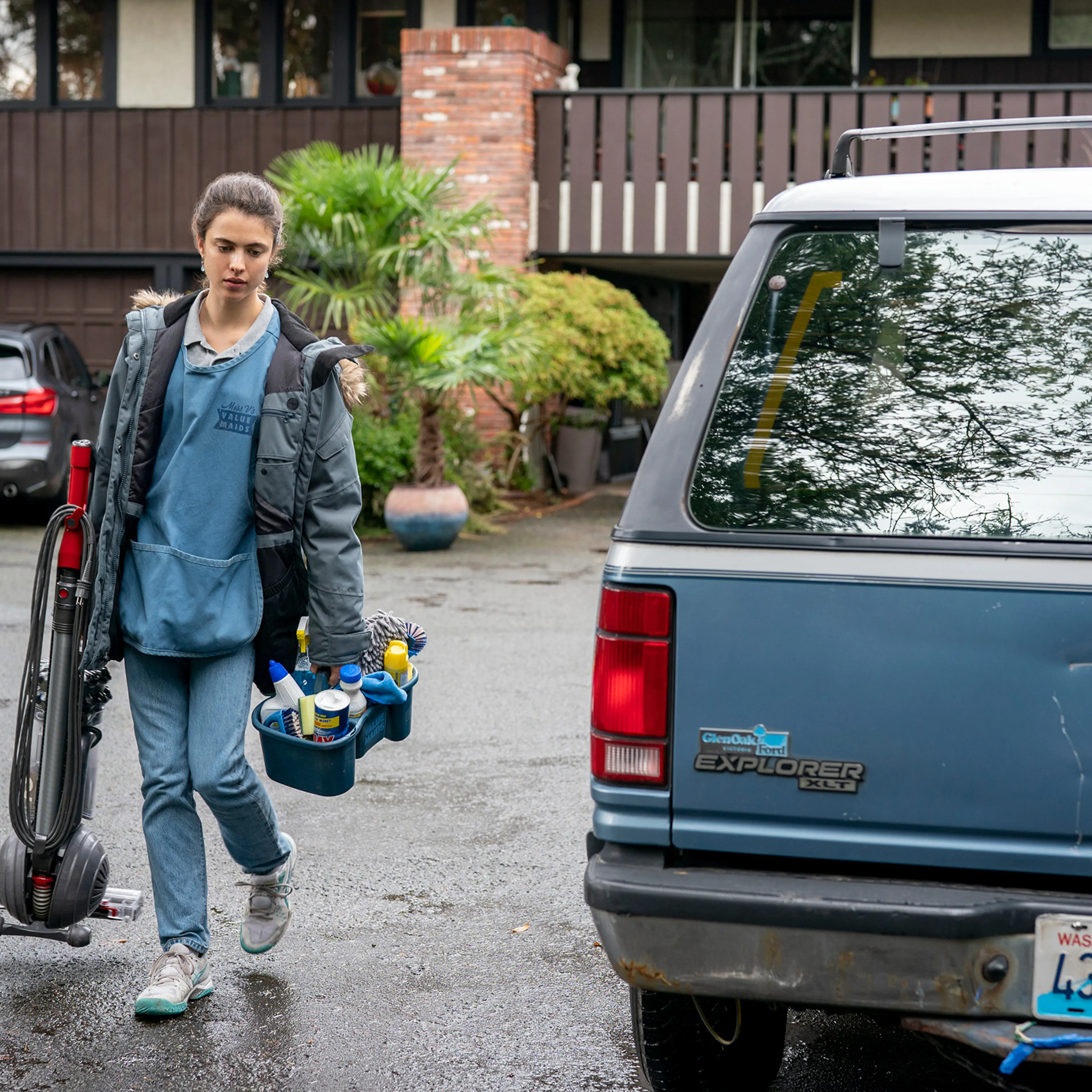 Margaret Qualley plays a single mom who works as a house cleaner in the Netflix series Maid