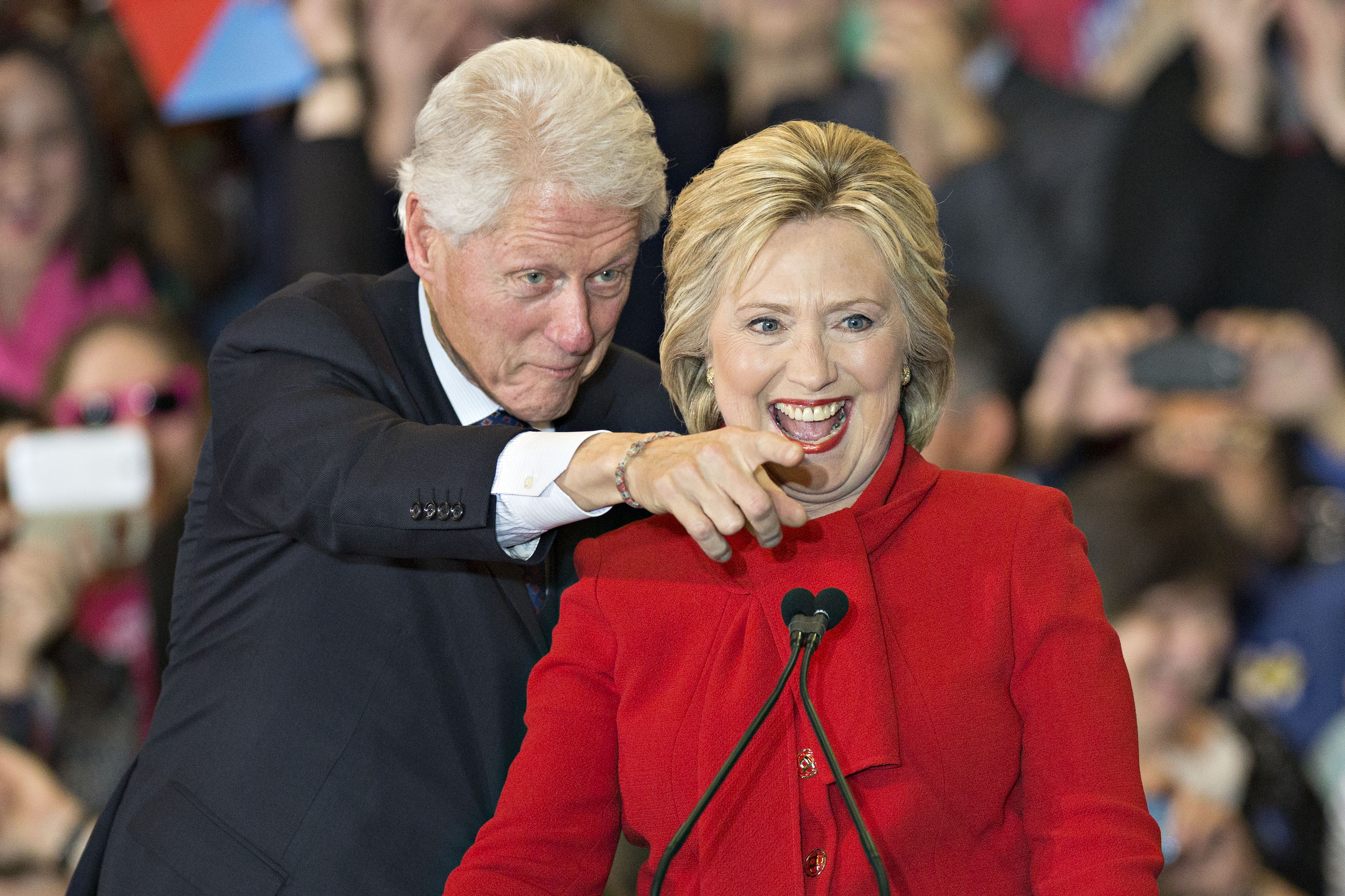 picture of bill clinton in red dress A painting called Parsing Bill, created by artist Petrina Ryan-Kleid, shows Bill Clinton in a blue dress and red heels. It was discovered hanging in Jeffrey Epstein's New York mansion