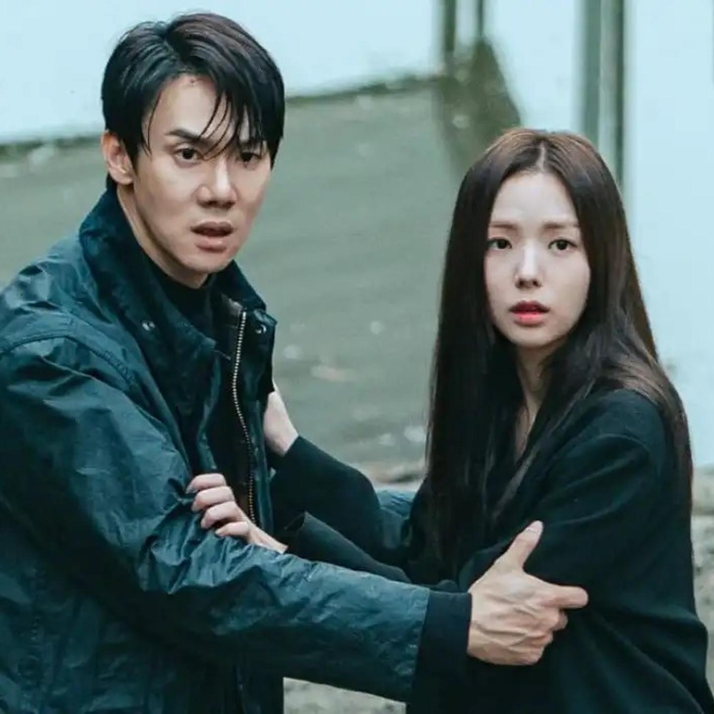 Yoo Yeon-seok and Chae Soo-bin in <i>When the Phone Rings</i>