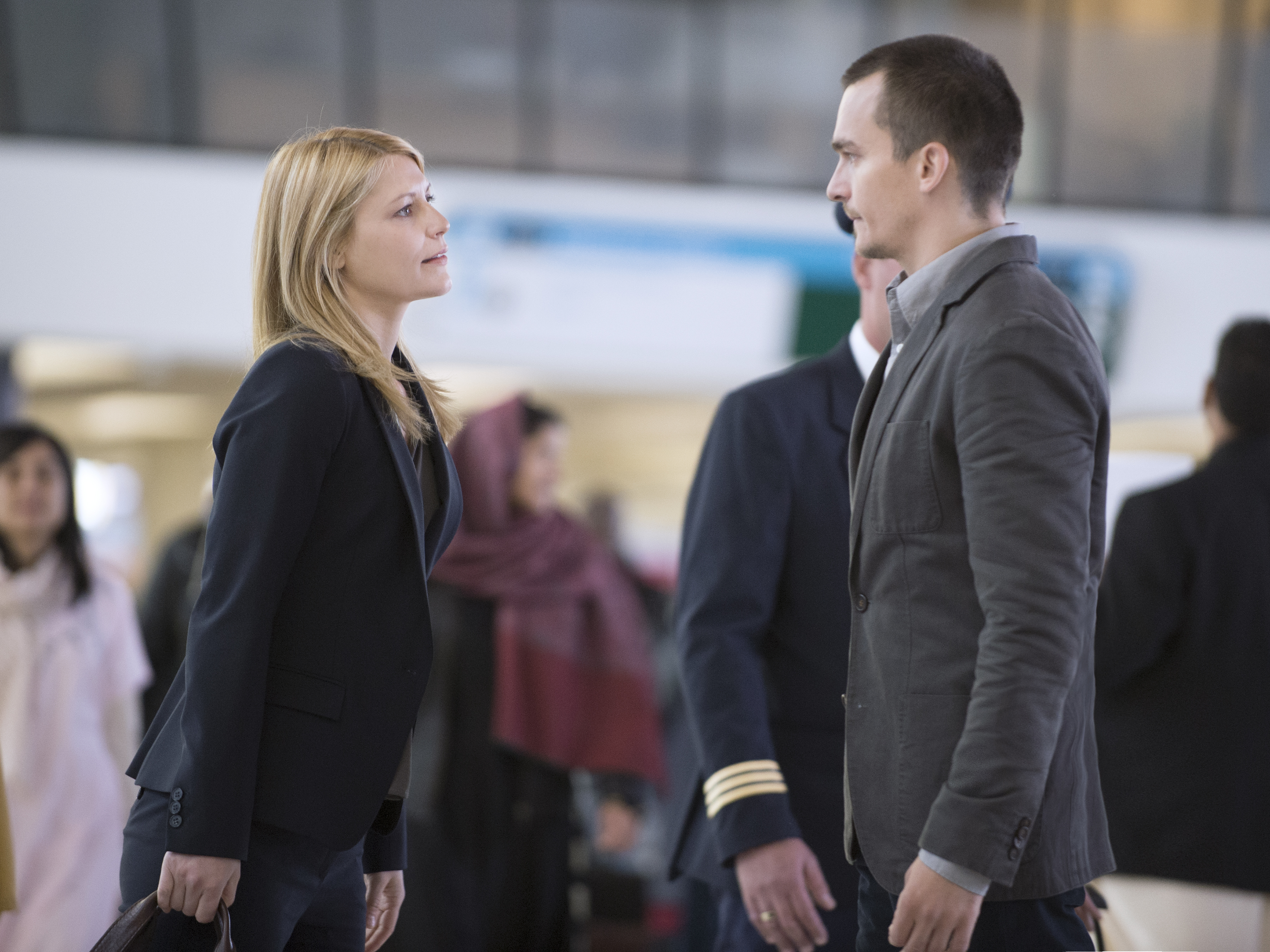Claire Danes as Carrie Mathison and Rupert Friend as Peter Quinn in Homeland (Season 4, Episode 1). - Photo:  Joe Alblas/SHOWTIME - Photo ID:  homeland_401_01058.R