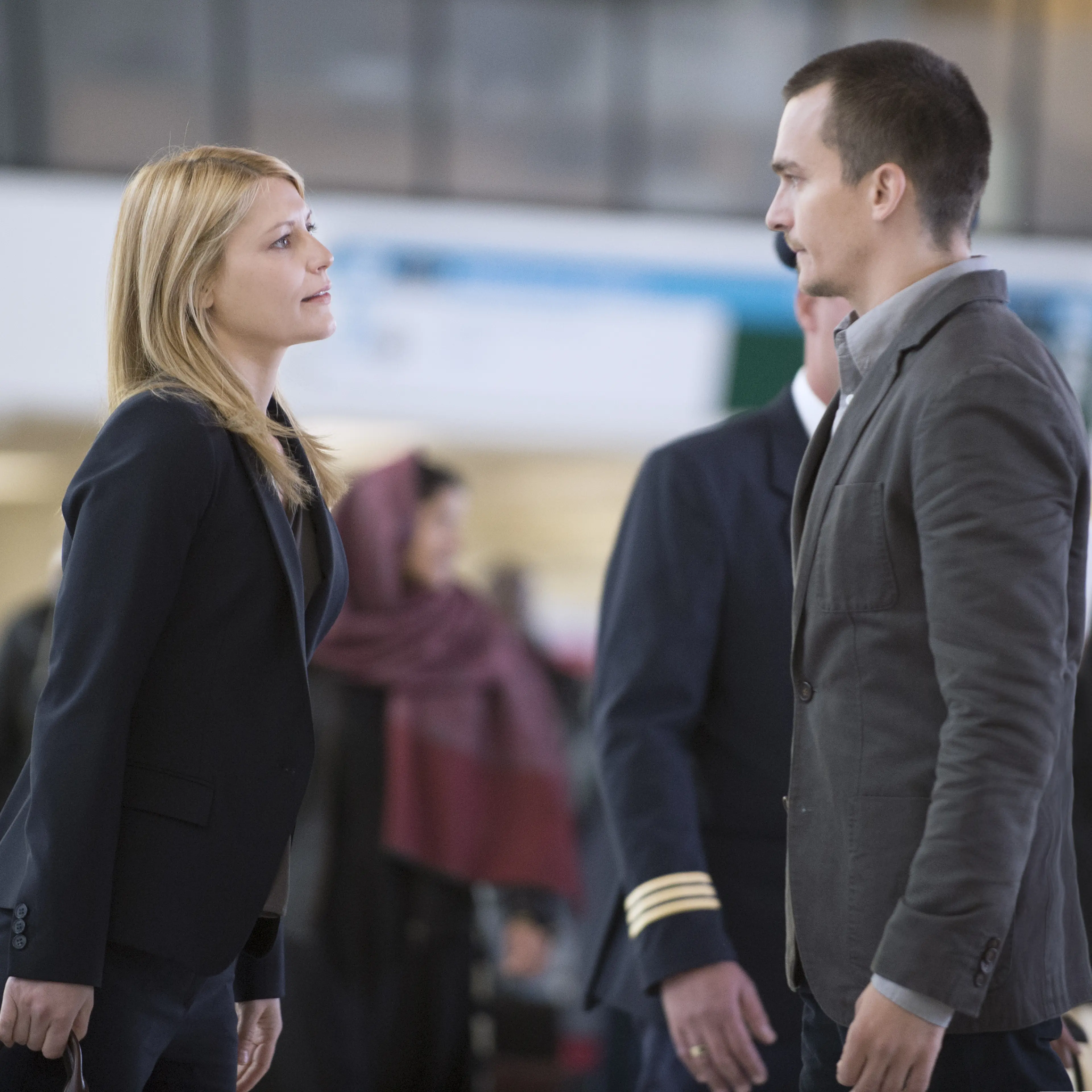 Claire Danes as Carrie Mathison and Rupert Friend as Peter Quinn in Homeland (Season 4, Episode 1). - Photo: Joe Alblas/SHOWTIME - Photo ID: homeland_401_01058.R