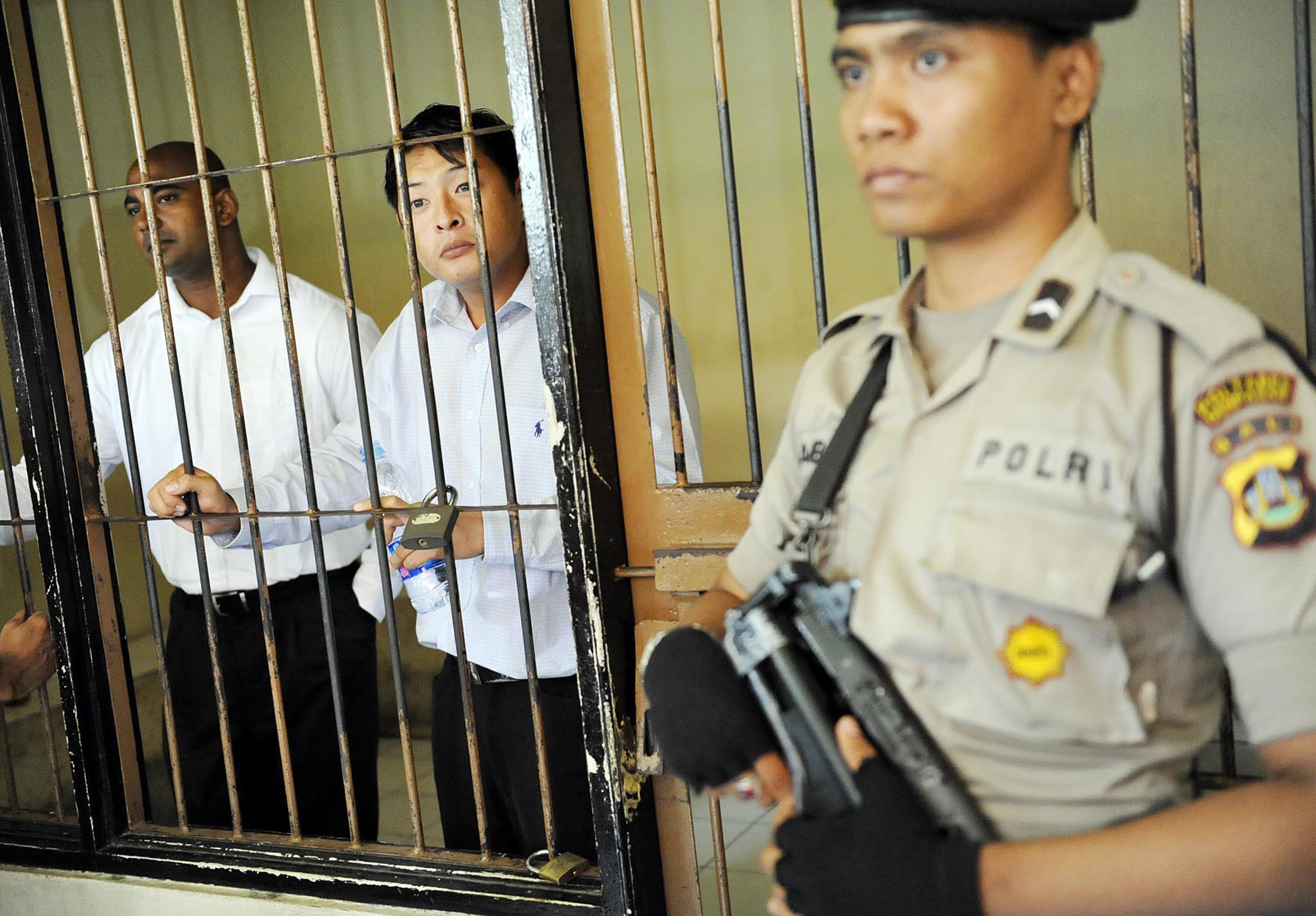 Australian death row prisoners Andrew Chan and Myuran Sukumaran are seen in a holding cell waiting to attend a review hearing in the District Court of Denpasar in Bali