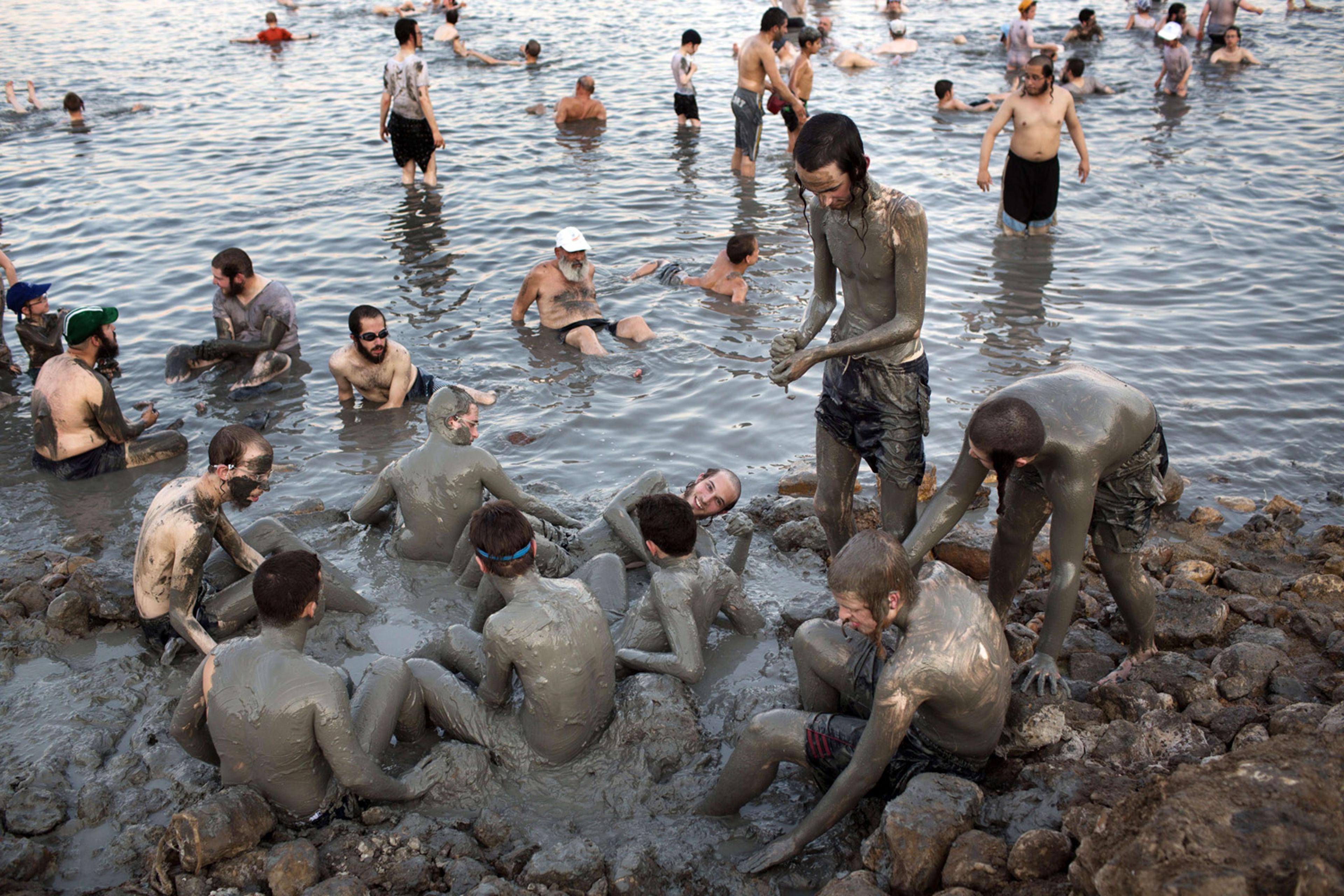 TOPSHOTS-ISRAEL-ULTRA-ORTHODOX-VACATION-DEAD SEA