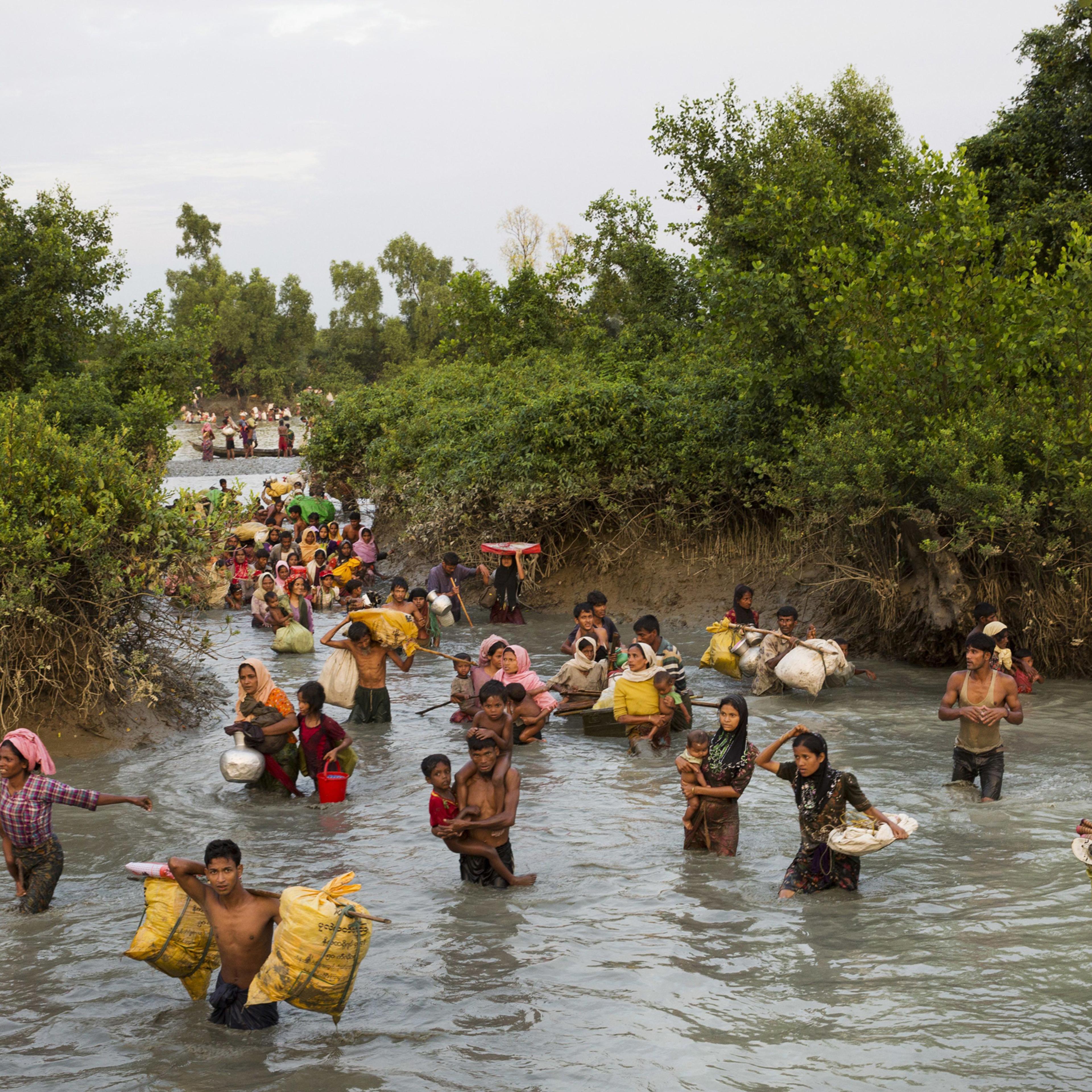 rohingya-river-crossing-myanmar-bangladesh