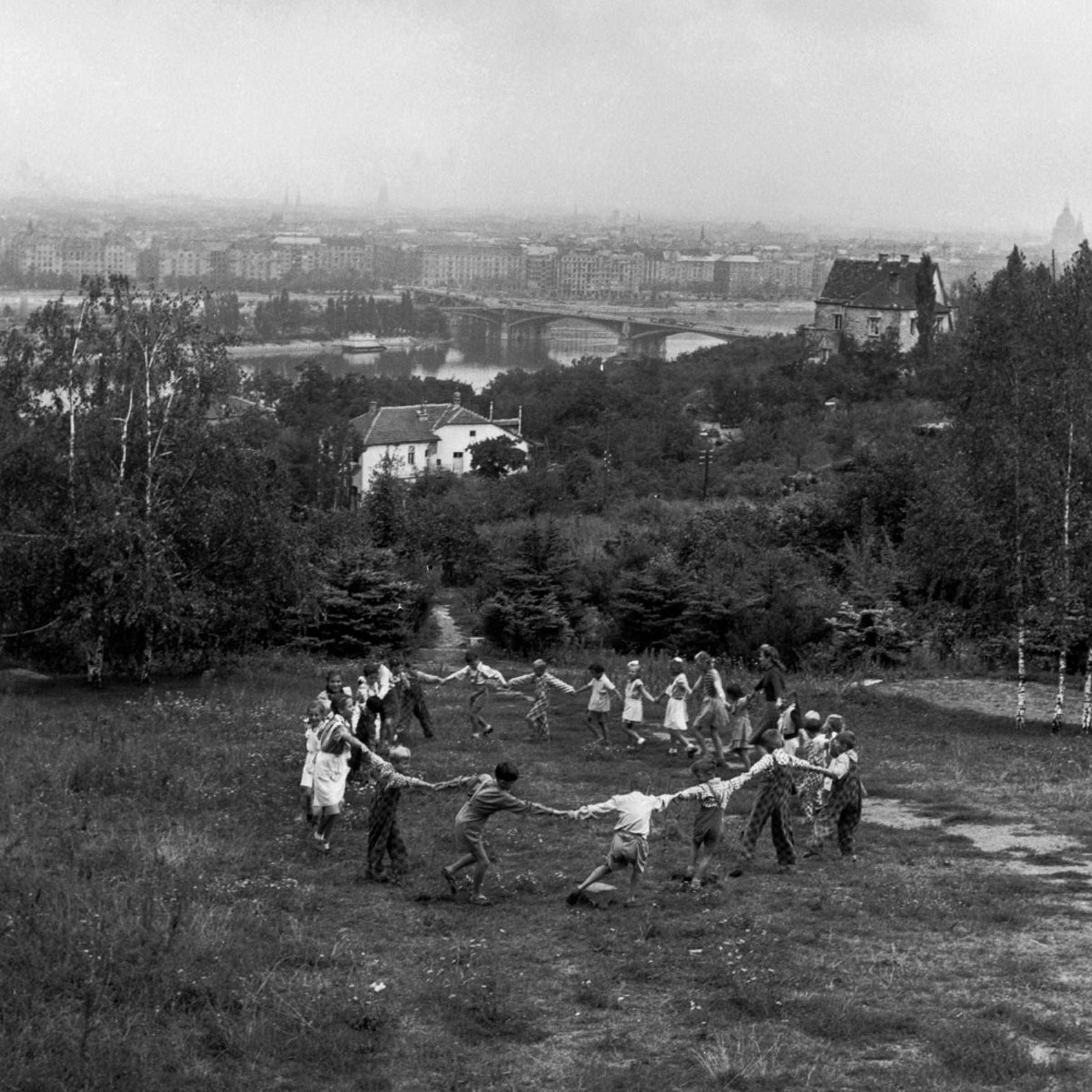 Children playing in a suburban park. Behind lies the Danube with the newly built Margareten Bridge. The theme of Ring a Ring o’ Roses, often contrasting with a ruined landscape, is recurrent in Chim’s work as well in his colleague Werner Bischof’s post-World War II European work. Budapest, Hungary. 1948.