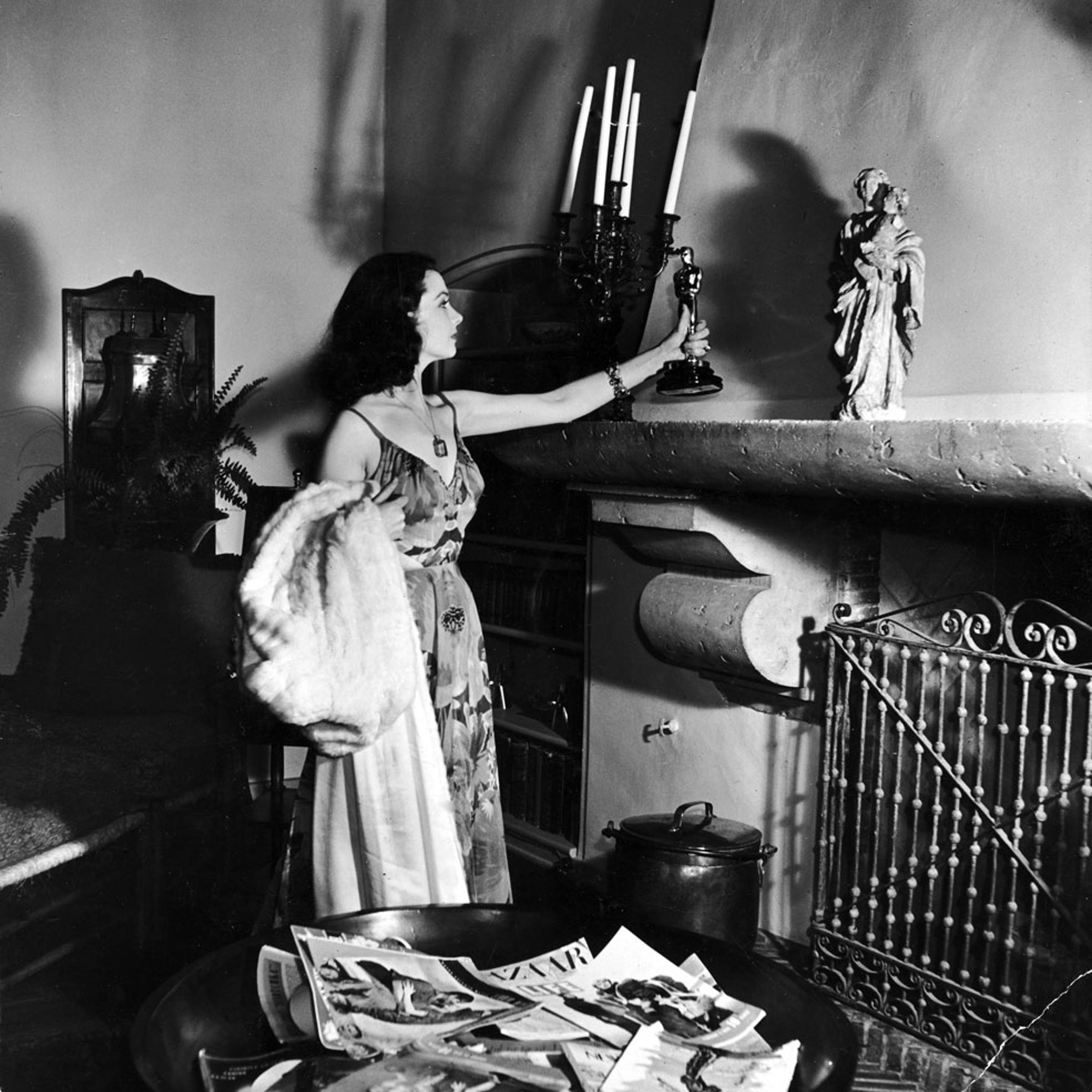 Vivien Leigh takes home her Gone With the Wind Oscar