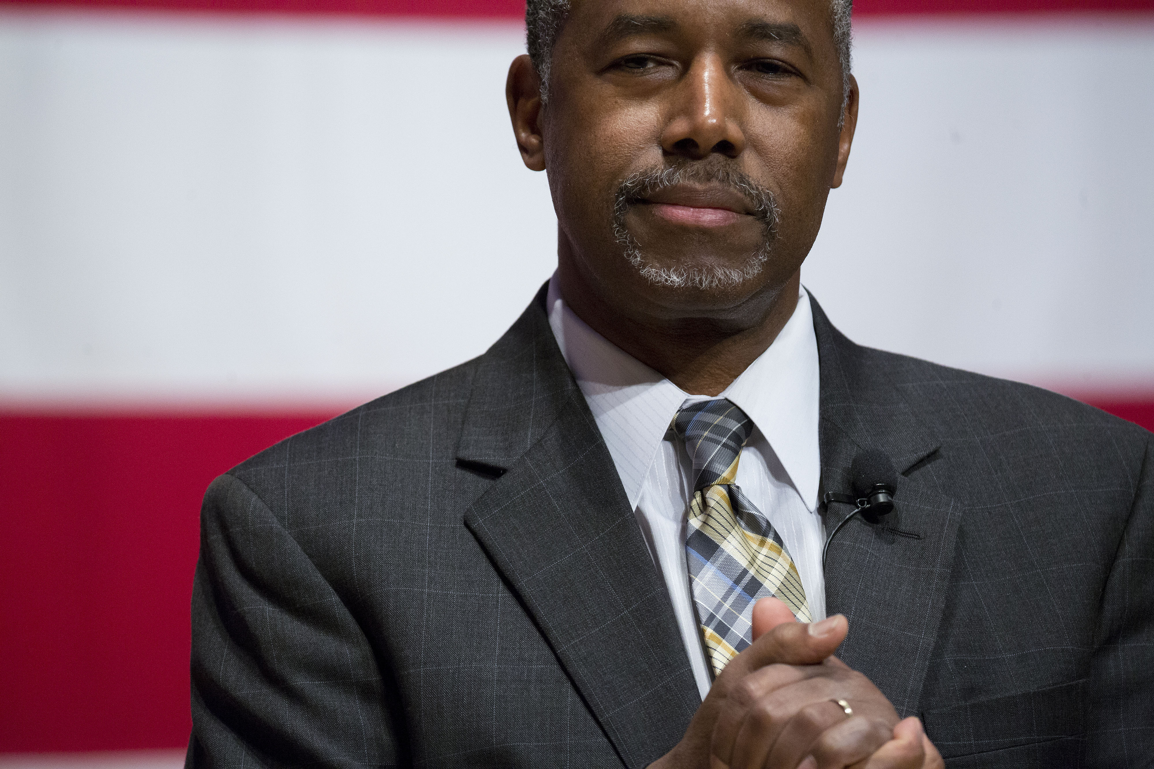 Ben Carson Holds New Hampshire Town Hall Meeting