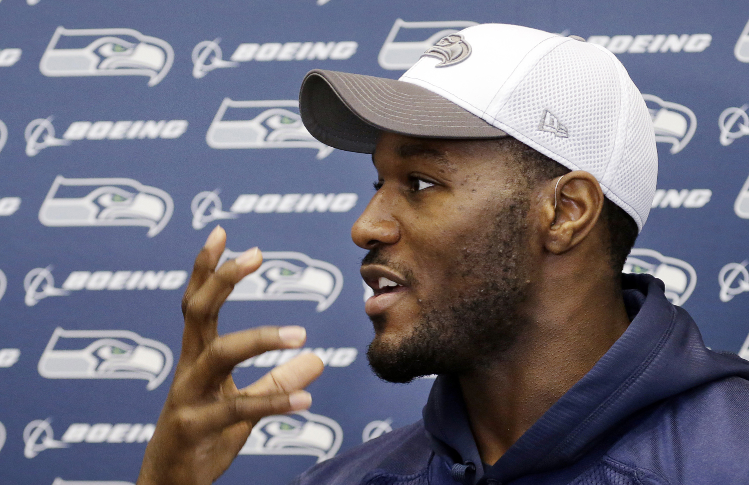 NFL: Seahawks FB Reaches Out to Fellow Deaf Fans Via Twitter