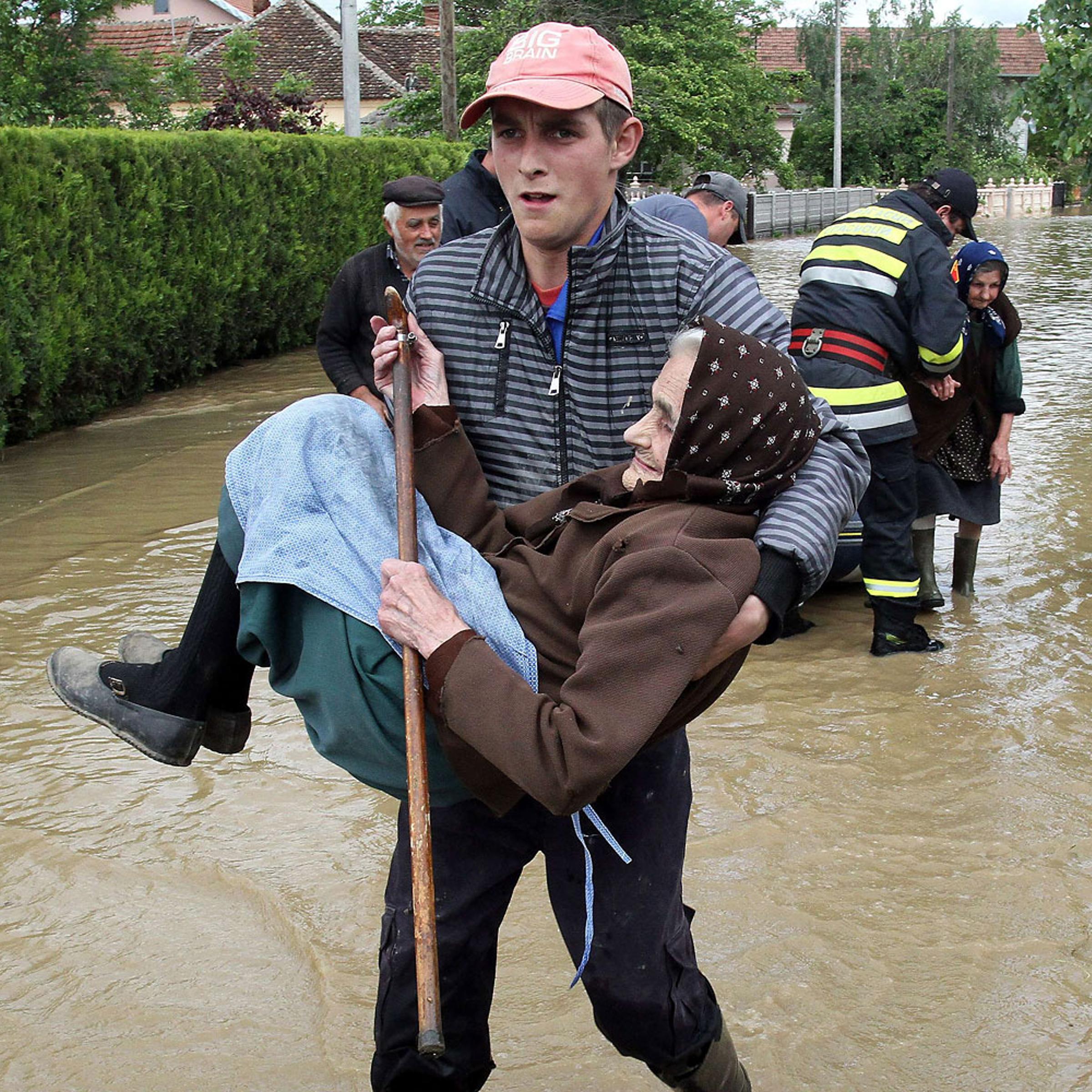 TOPSHOTS-SERBIA-BOSNIA-WEATHER-FLOOD