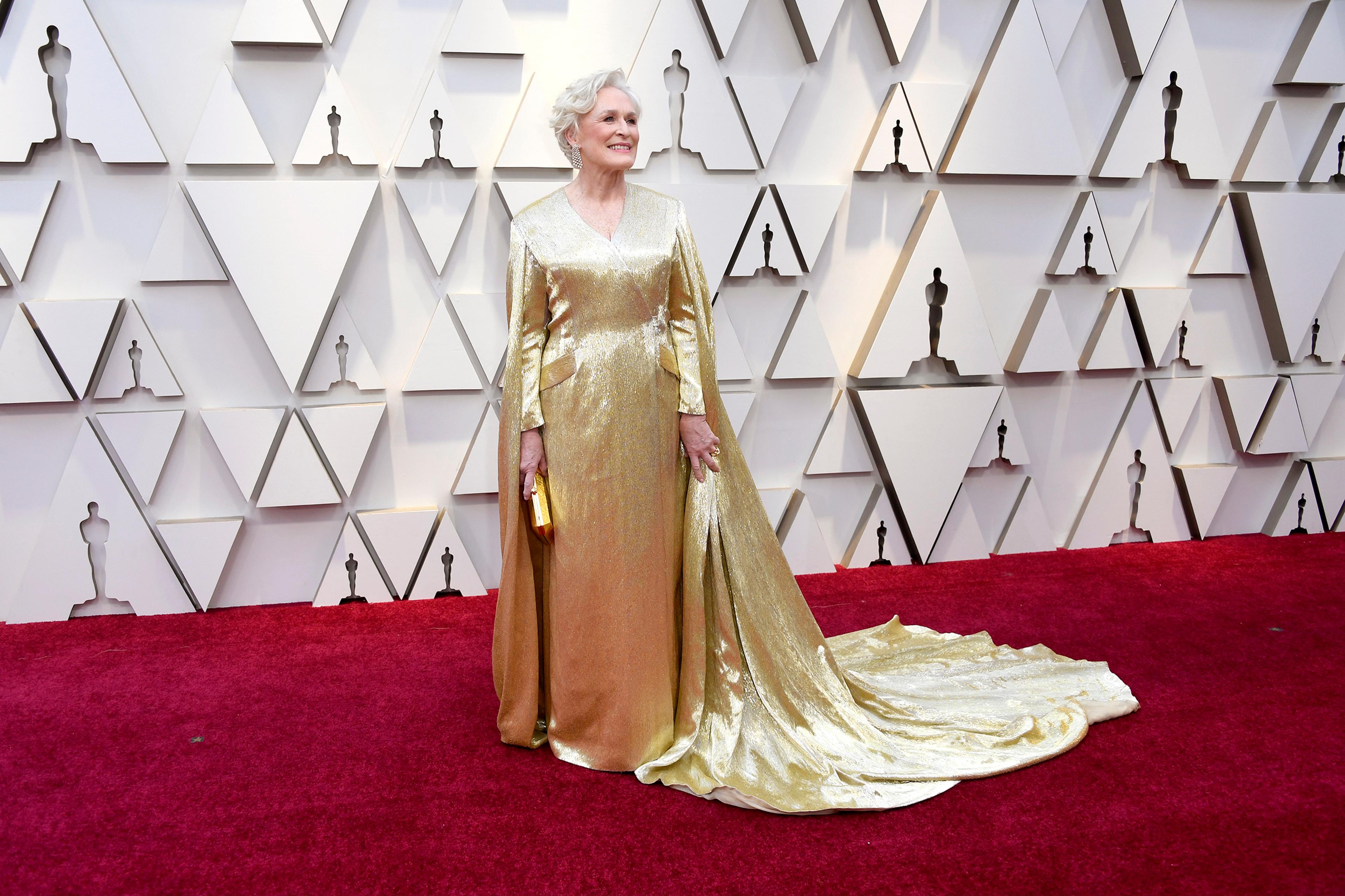 glenn close dress golden globes 2019 Oscars 2019 Red Carpet: Glenn Close goes for gold in stunning 40 lb. dress