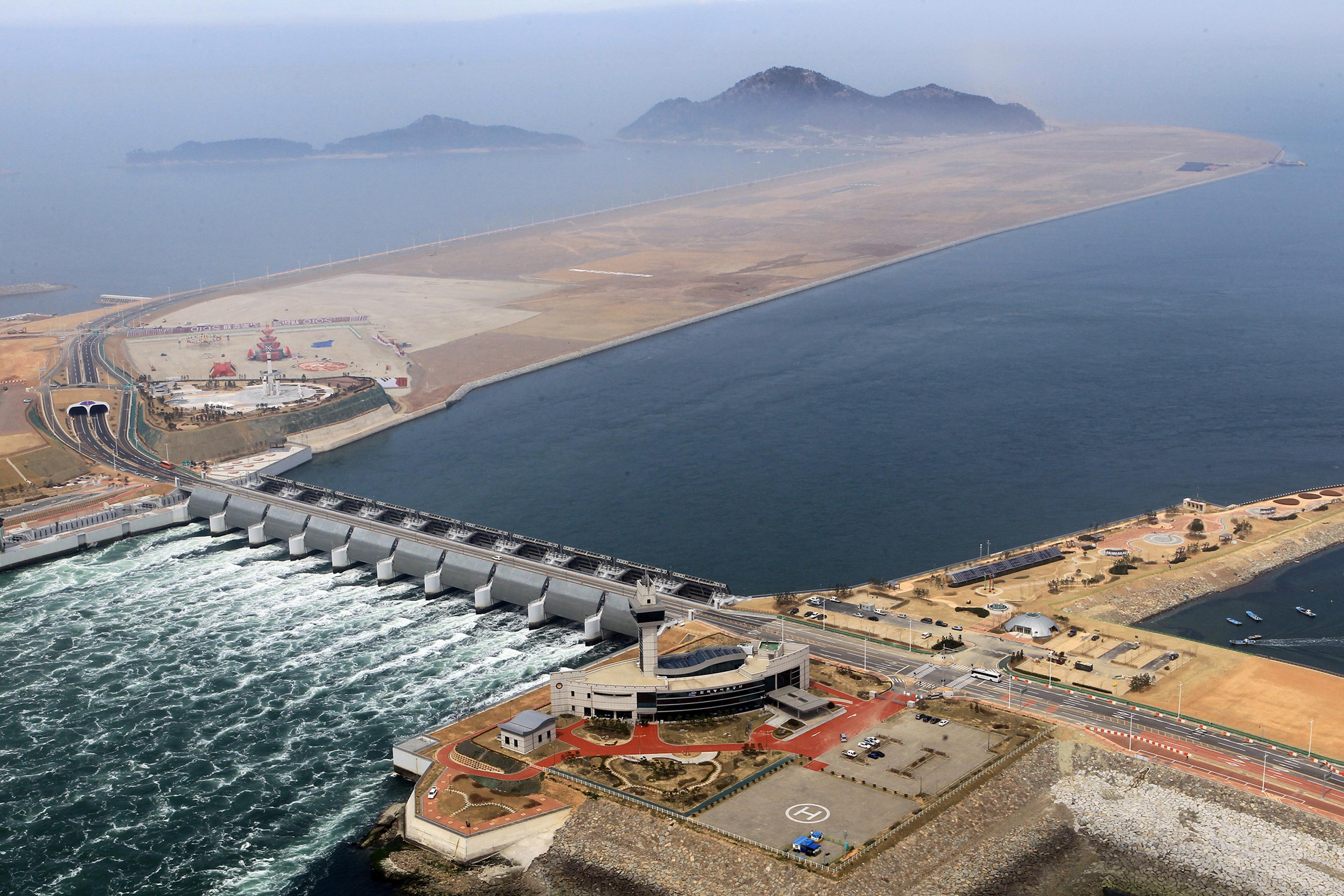 This bird eye view taken in April 2010 shows a flood gate of the 33.9 kilometer Saemangeum seawall in Gunsan, South Korea, some 200 kilometers south of Seoul