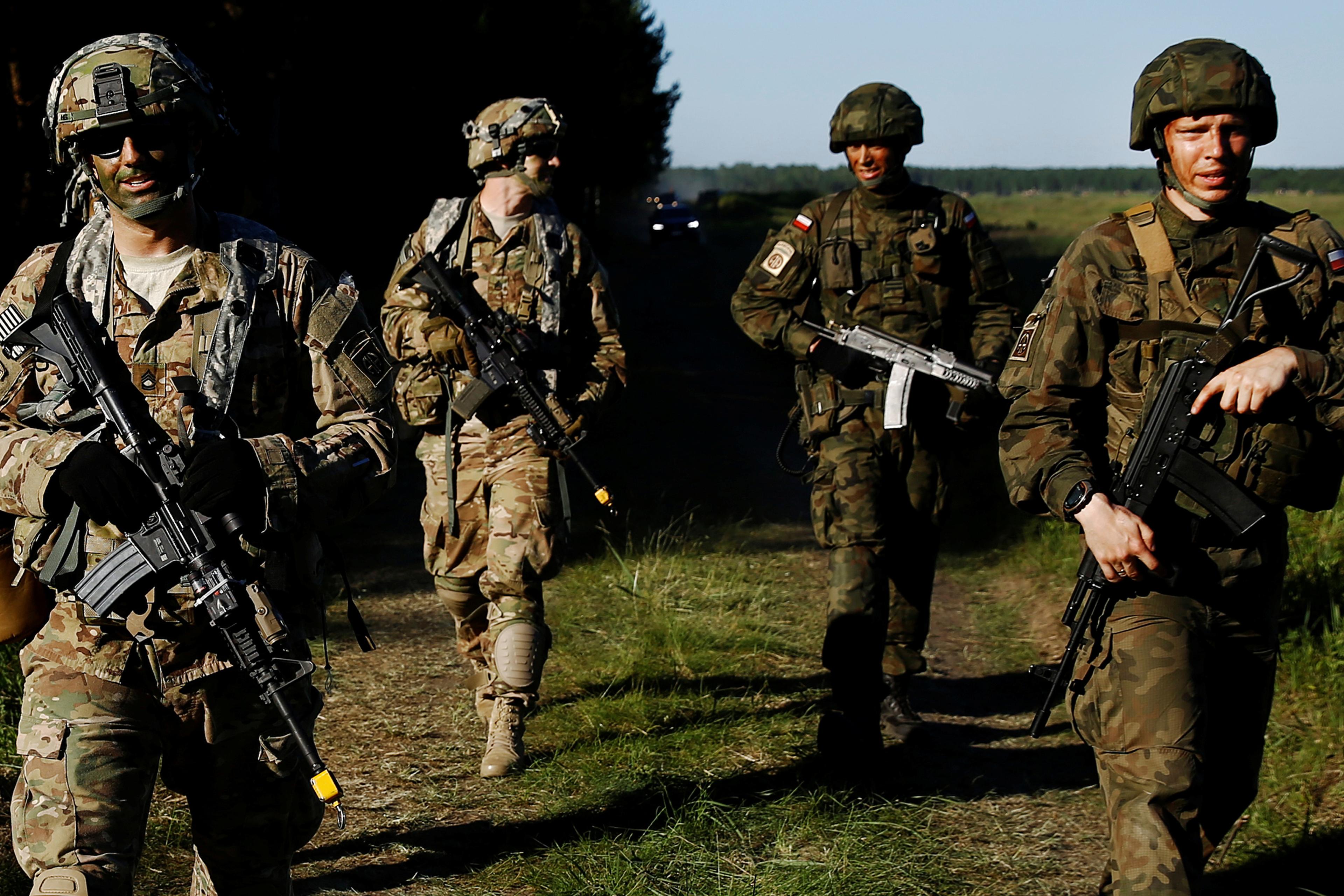 Poland's 6th Airborne Brigade soldiers walk with U.S. 82nd Airborne Division soldiers during the NATO allies' Anakonda 16 exercise near Torun