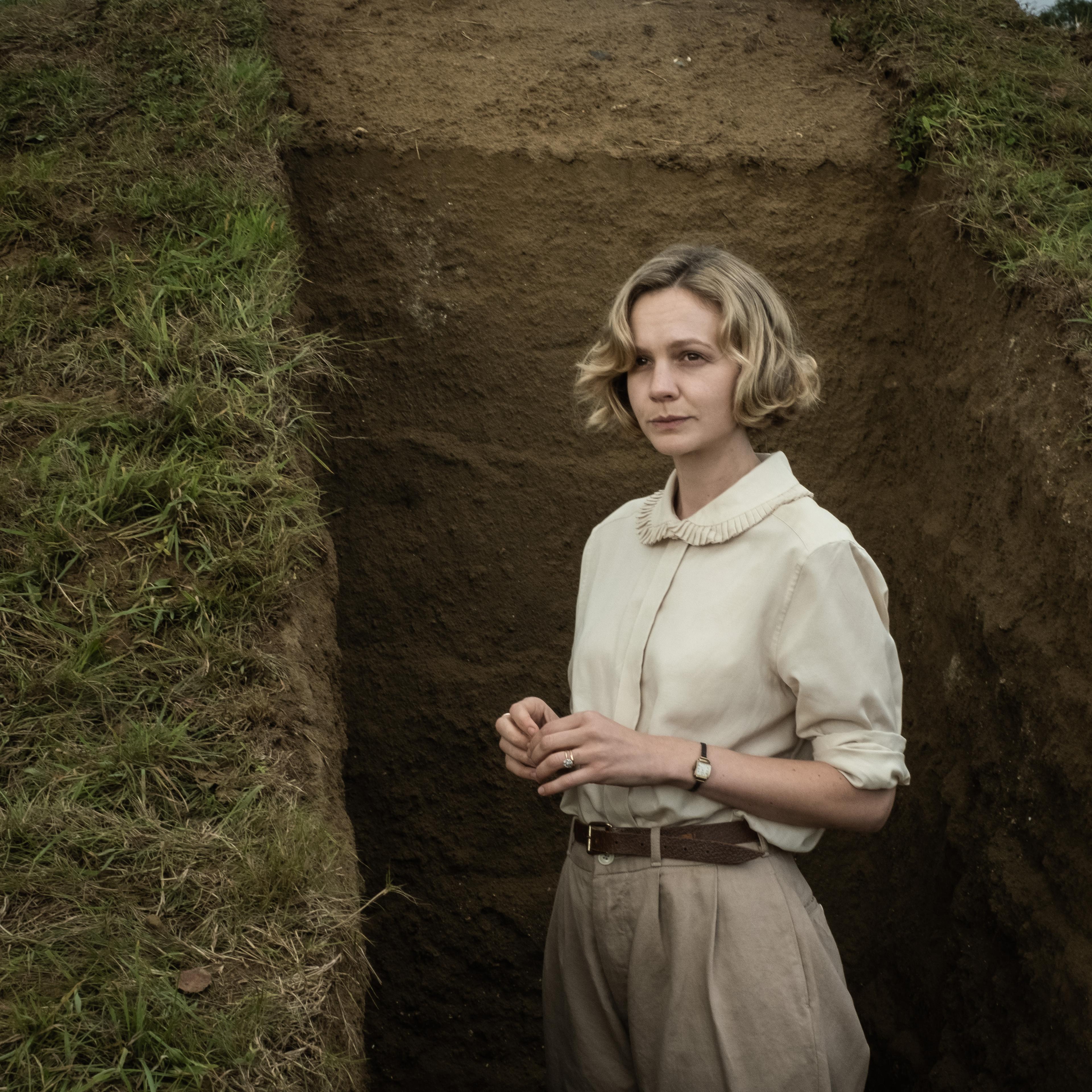 THE DIG. CAREY MULLIGAN as EDITH PRETTY, in THE DIG: Cr. LARRY HORRICKS/NETFLIX © 2021