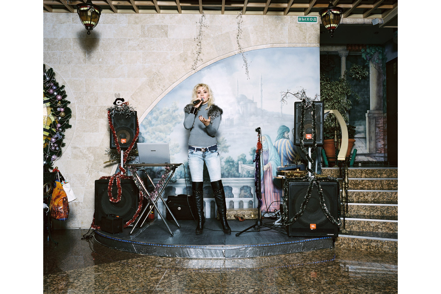 Marika Bajur sings Kuriu ("I'm smoking") Eurasia restaurant, Sochi.