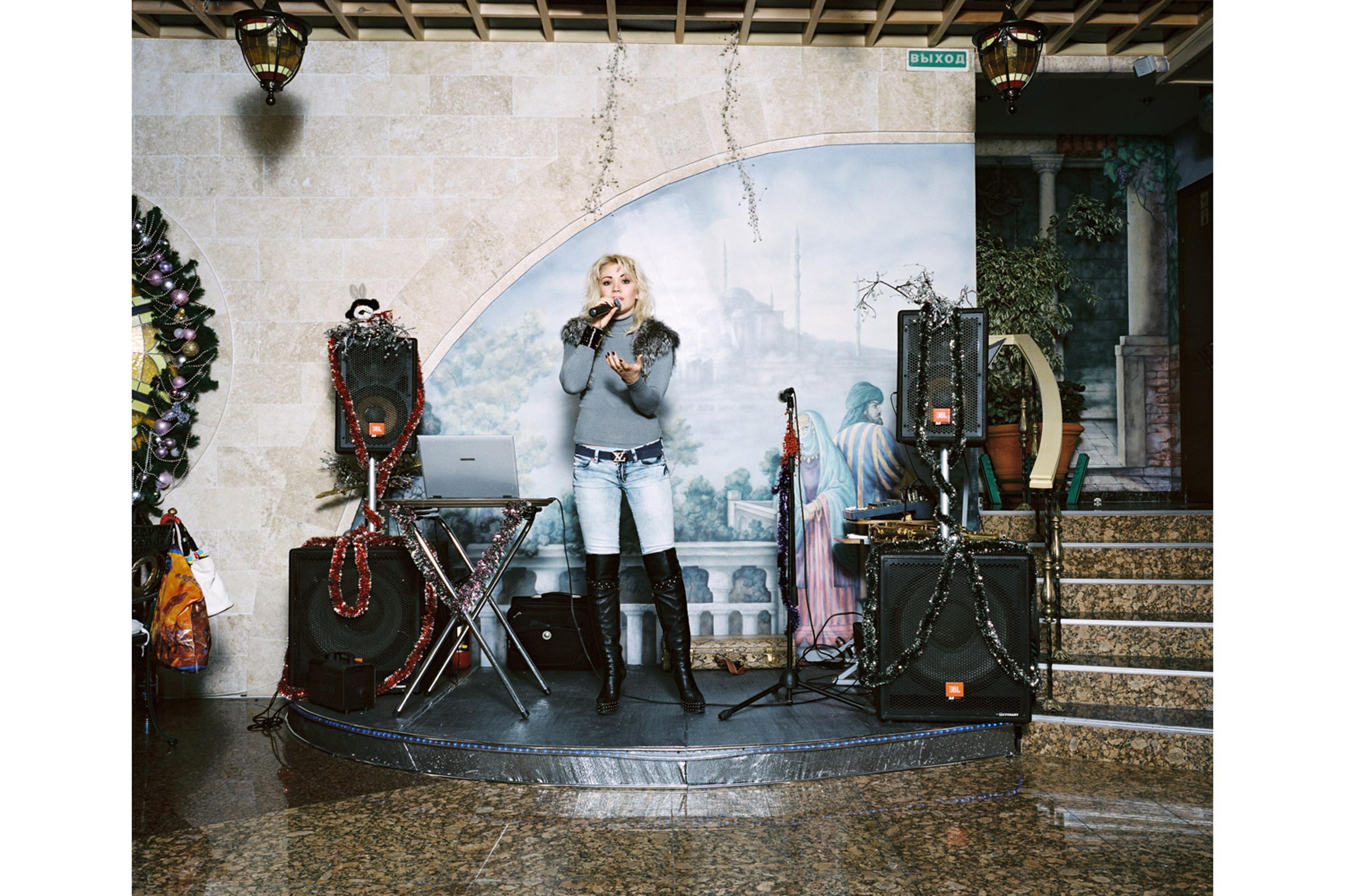 Marika Bajur sings Kuriu ("I'm smoking") Eurasia restaurant, Sochi.