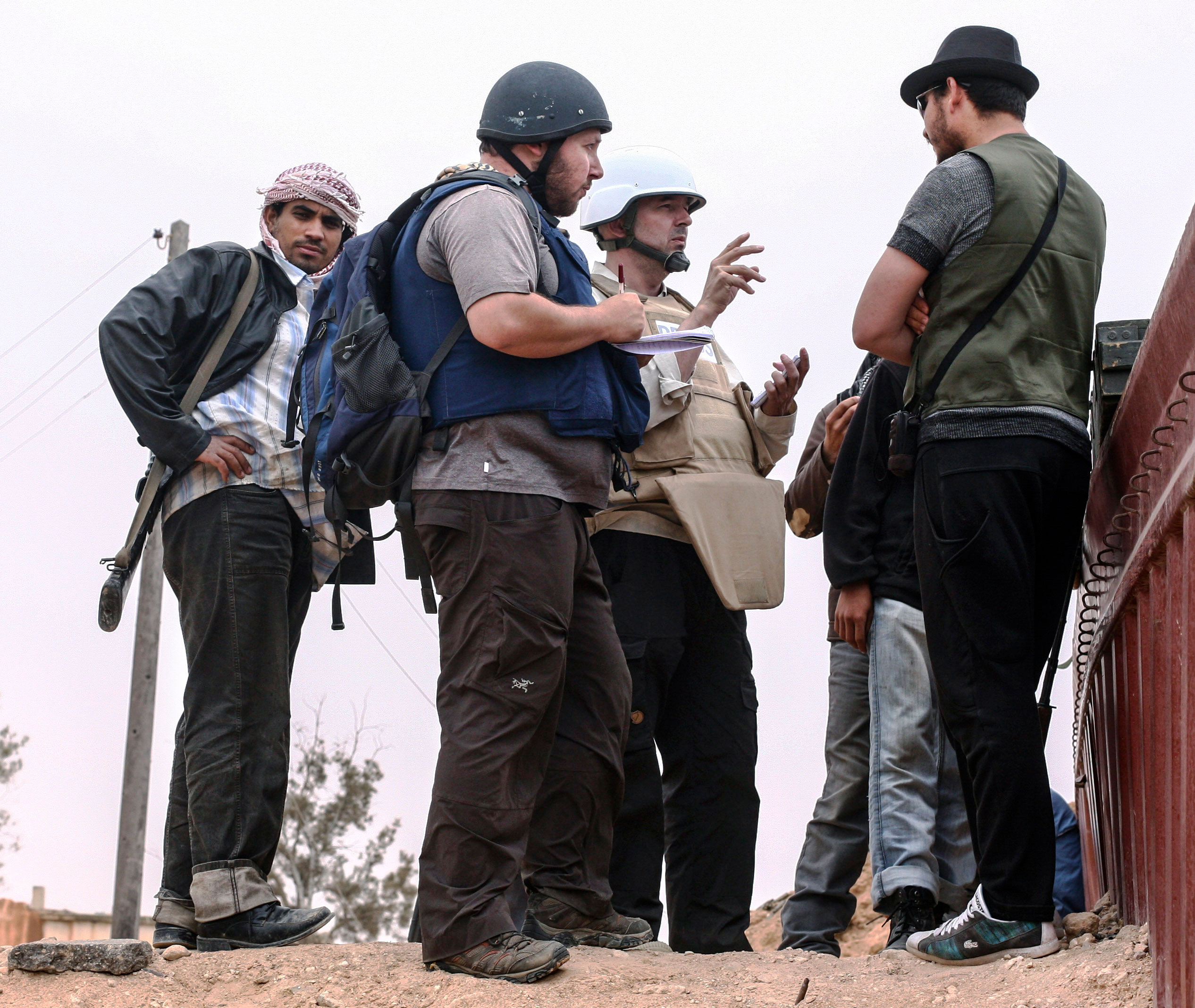 American journalist Steven Sotloff (center with black helmet) talks to Libyan rebels on the Al Dafniya front line