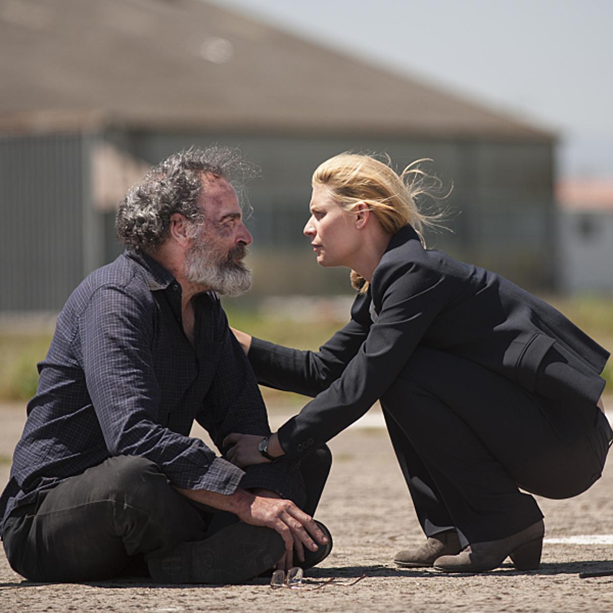 Mandy Patinkin as Saul Berenson and Claire Danes as Carrie Mathison in Homeland (Season 4, Episode 09). - Photo: David Bloomer/SHOWTIME - Photo ID: Homeland_409_0484.R