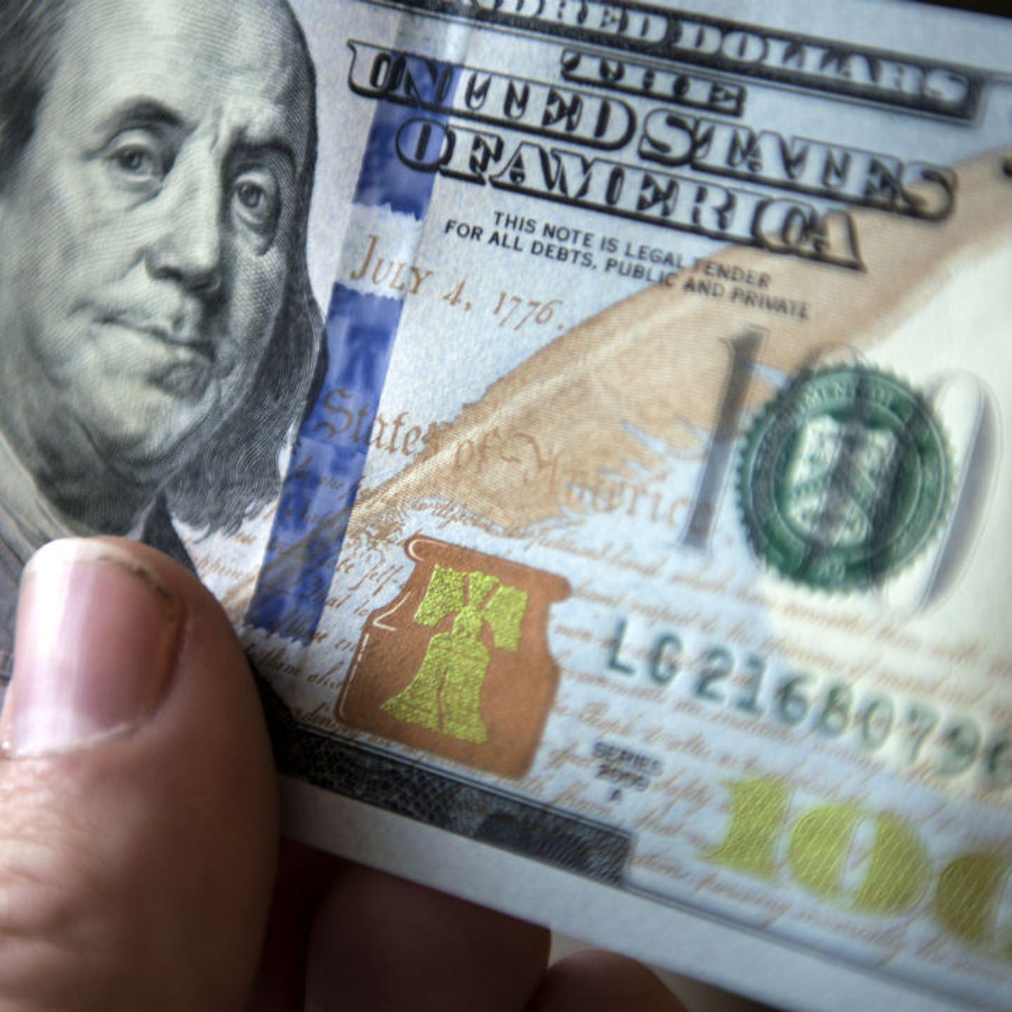 @HiddenCash hides money around San Francisco and tweets the locations.