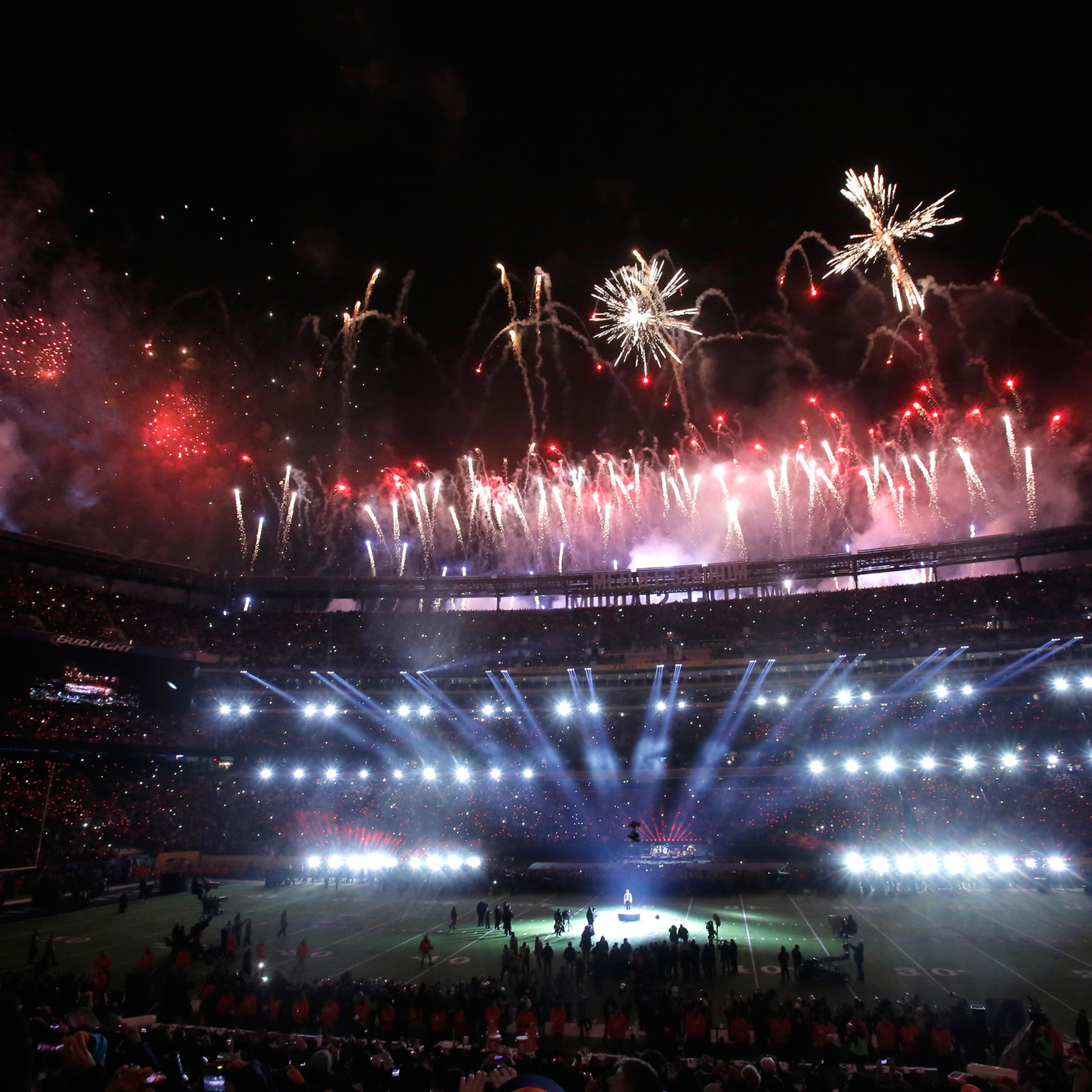 Halftime fireworks erupt during the half-time show of the NFL Super Bowl XLVIII football game between the Denver Broncos and the Seattle Seahawks in East Rutherford, New Jersey, February 2, 2014. REUTERS/Andrew Kelly (UNITED STATES - Tags: SPORT FOOTBALL