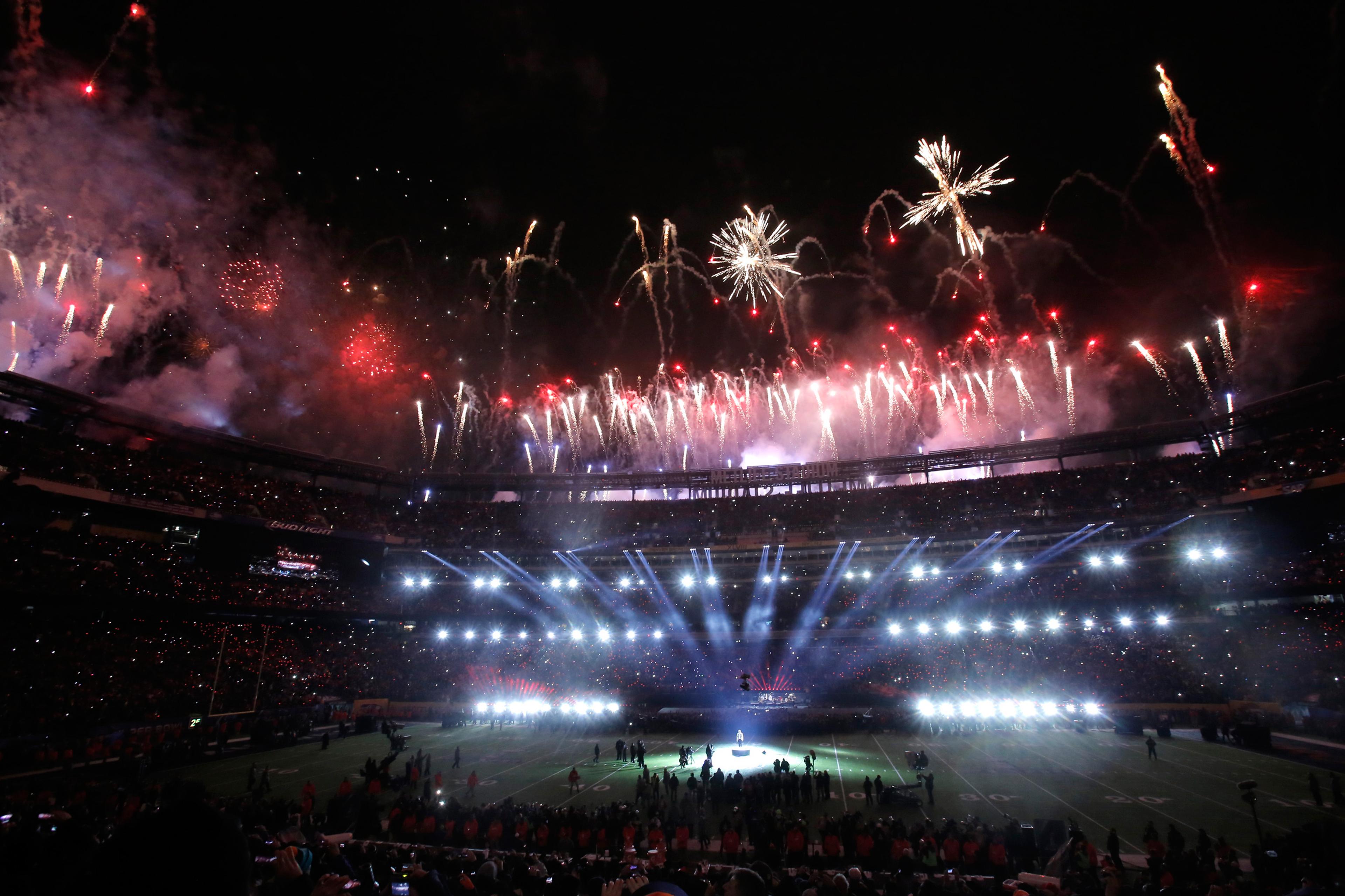 Halftime fireworks erupt during the half-time show of the NFL Super Bowl XLVIII football game between the Denver Broncos and the Seattle Seahawks in East Rutherford, New Jersey, February 2, 2014. REUTERS/Andrew Kelly (UNITED STATES - Tags: SPORT FOOTBALL