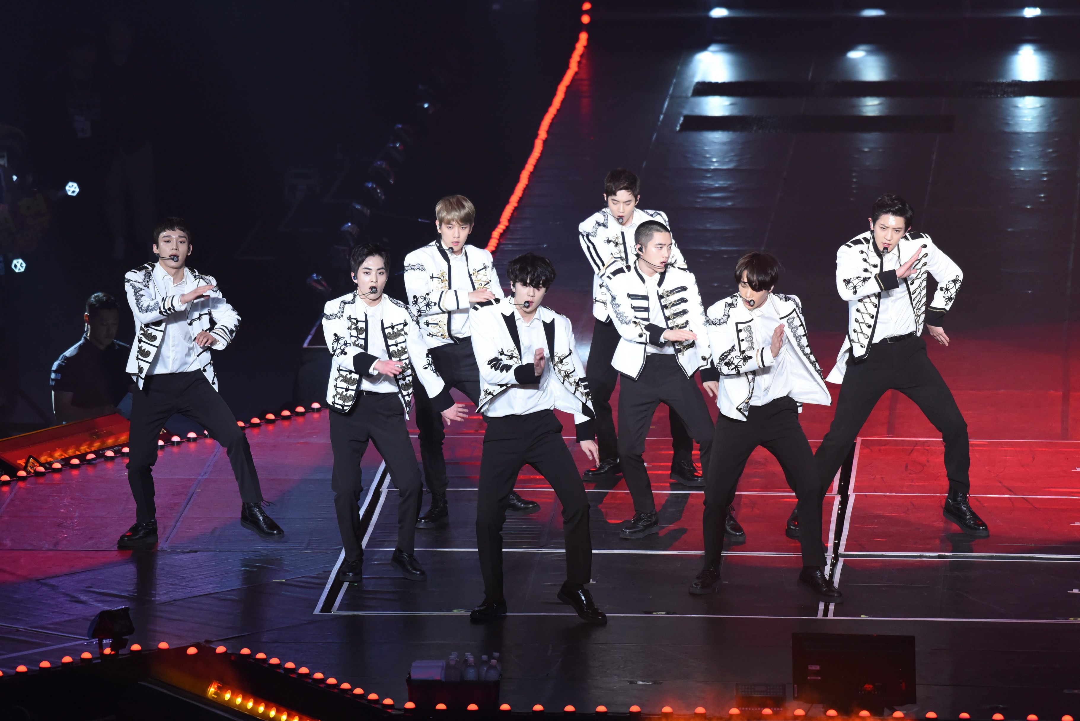 EXO "The ElyXiOn" world tour concert