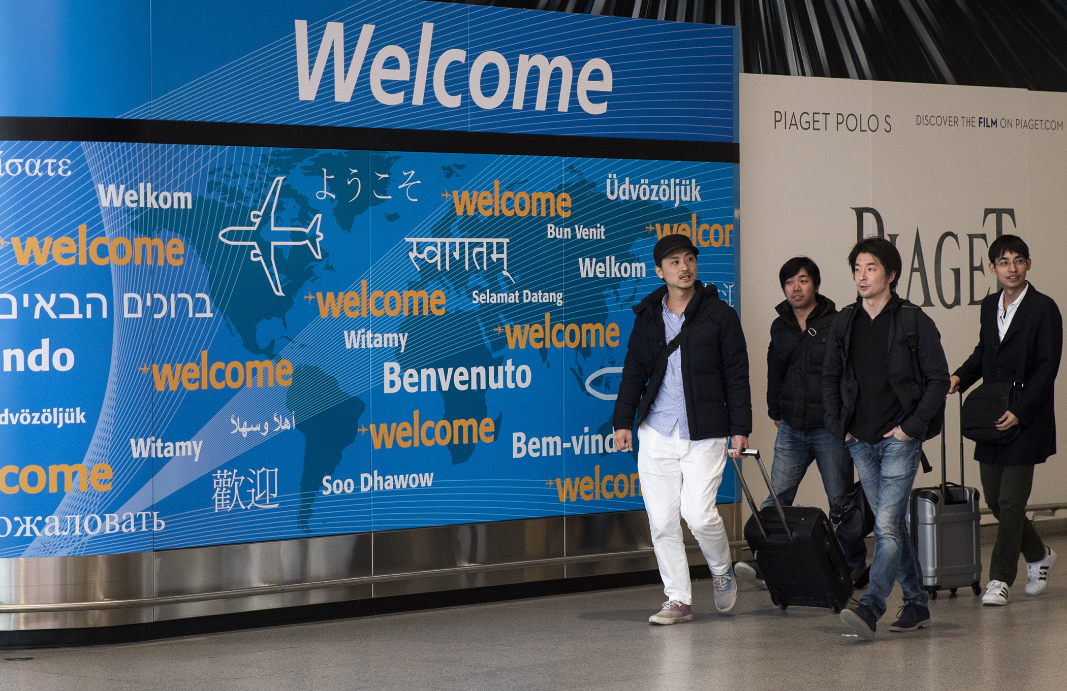 170315-travel-ban-immigration-airport