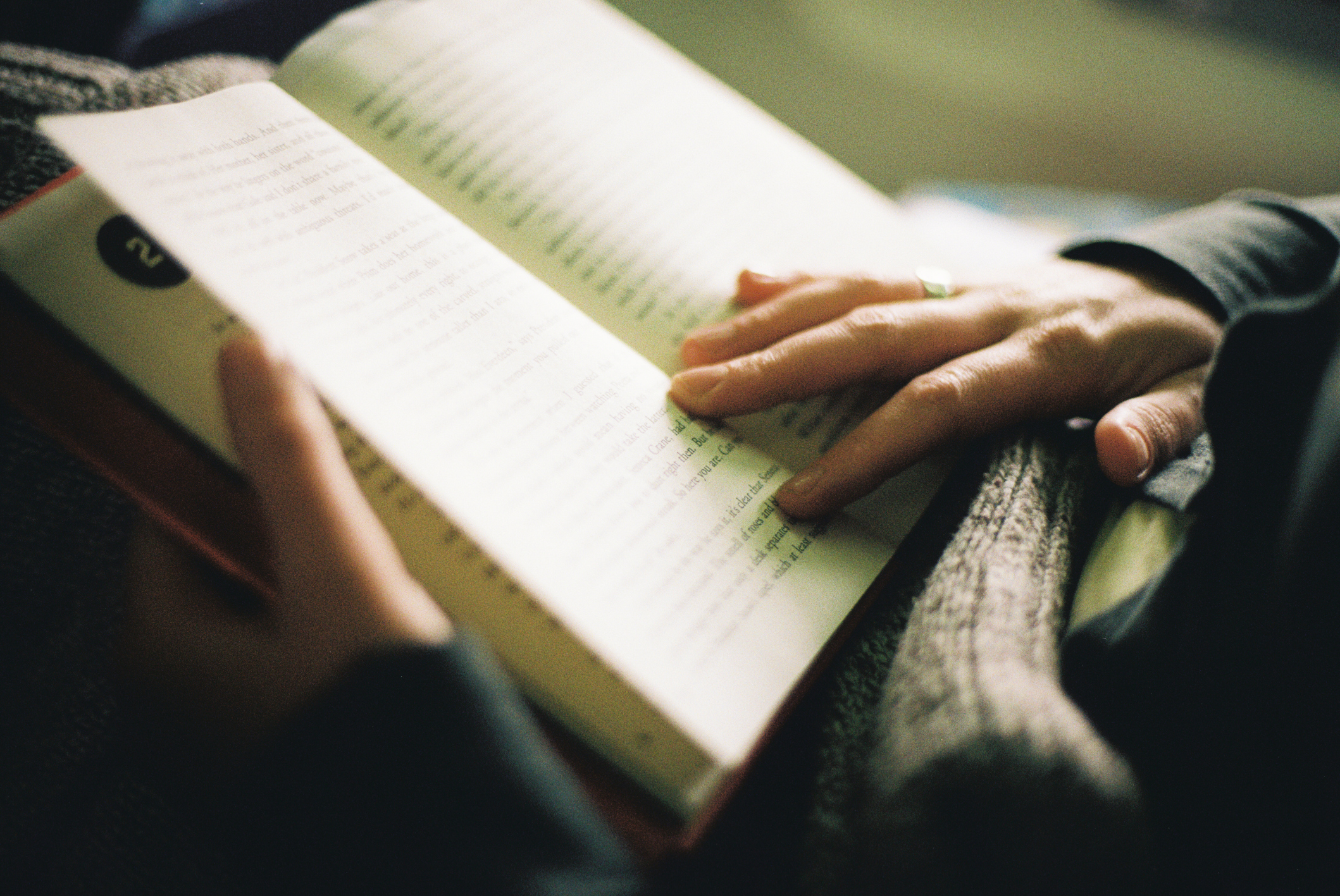 woman-reading-book