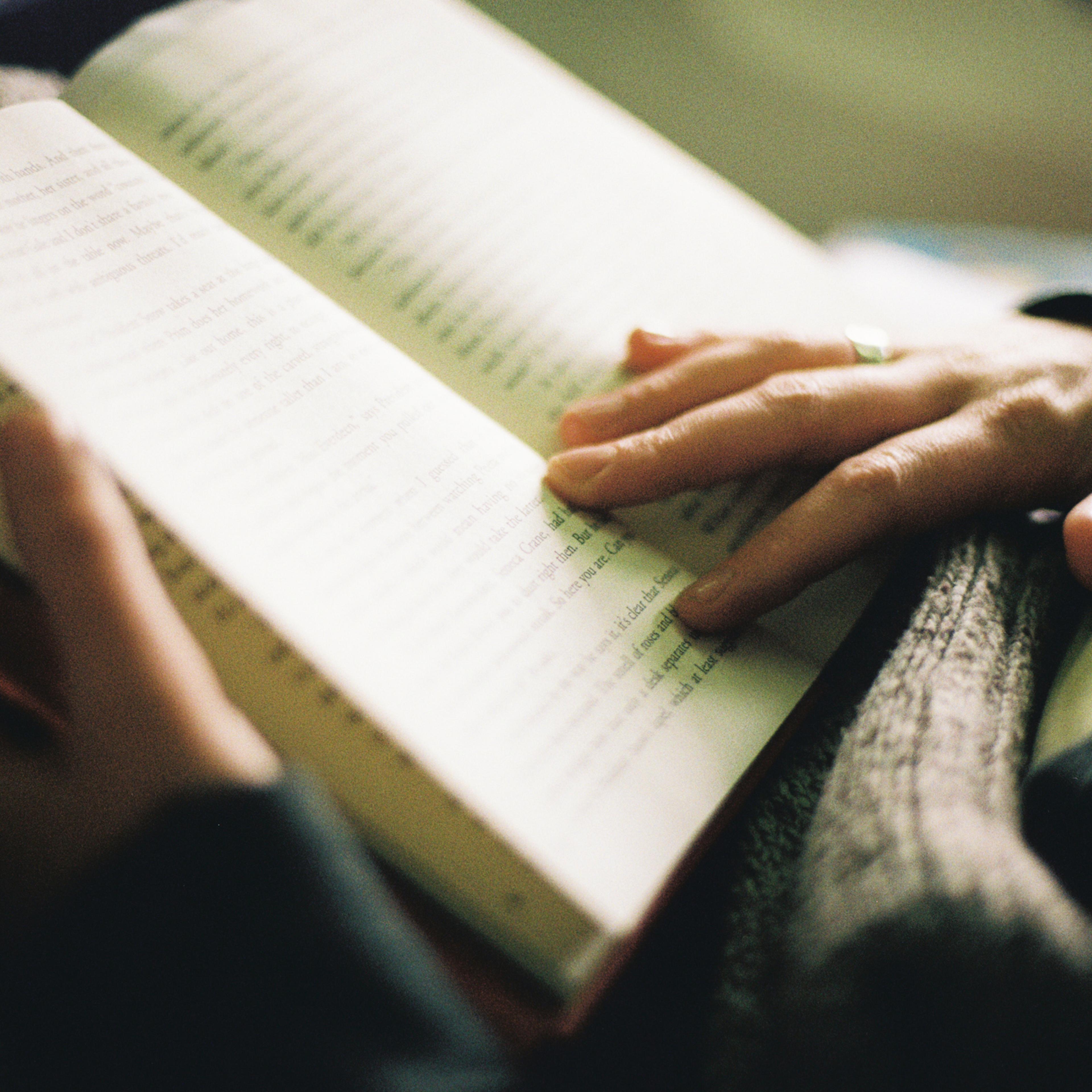 woman-reading-book