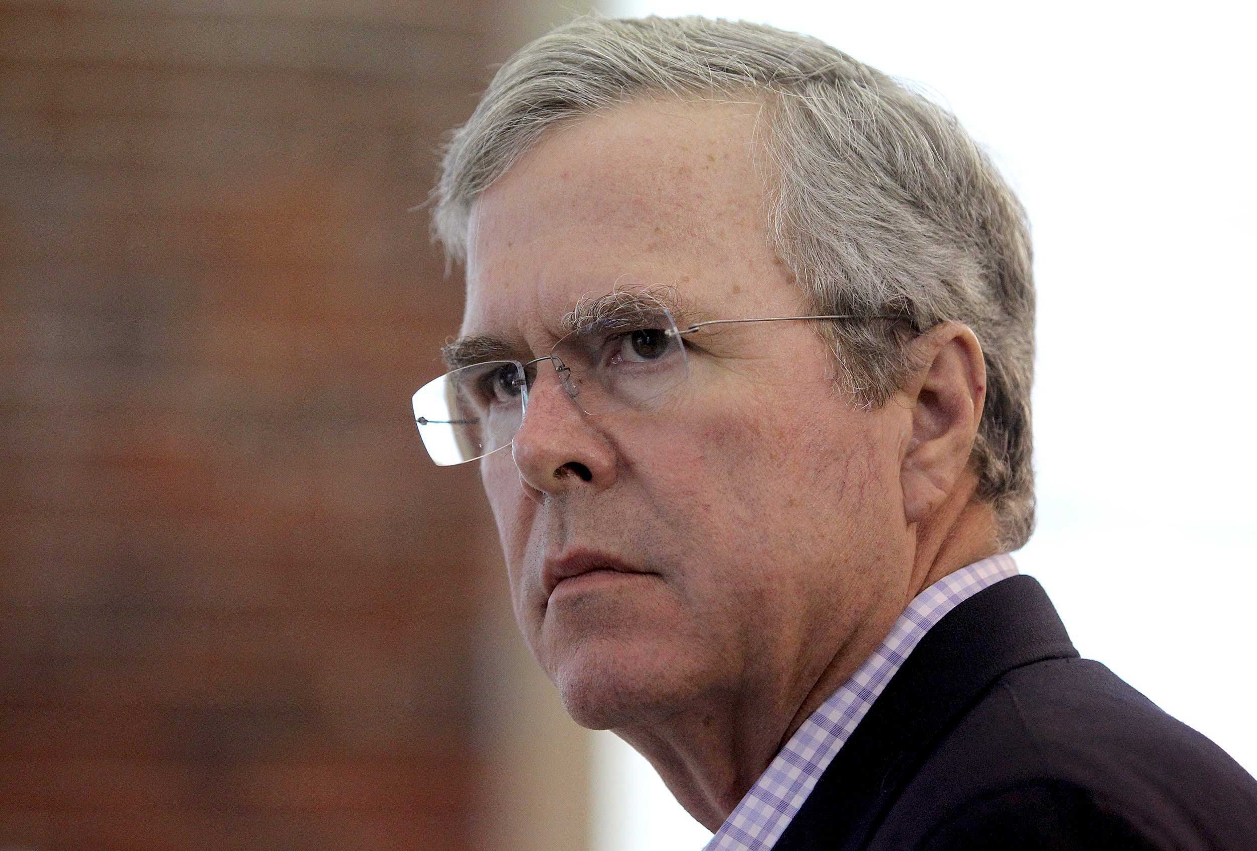 U.S. Republican presidential candidate Jeb Bush tours Next Step Bionics &amp; Prosthetics in Manchester