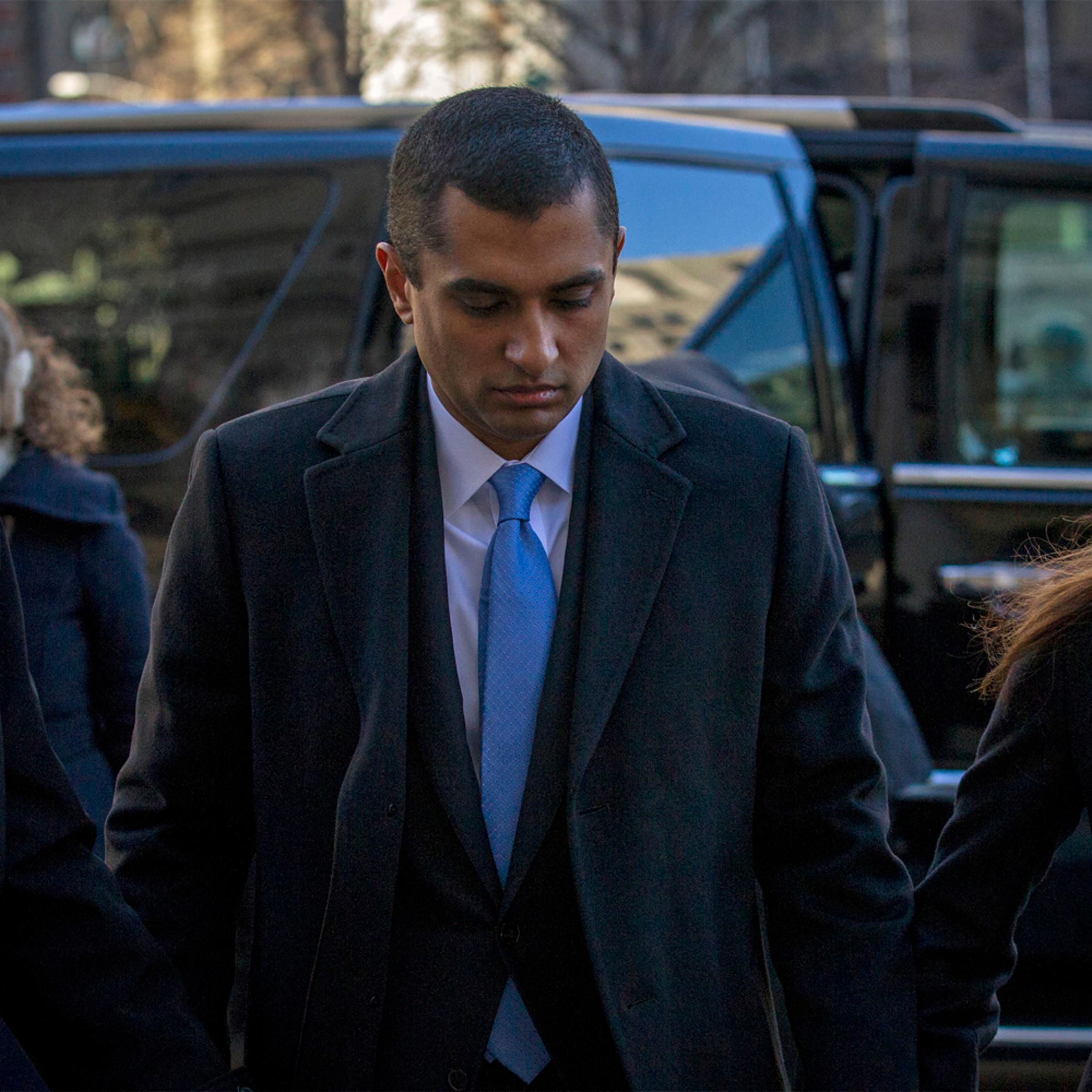 Former SAC Capital portfolio manager Mathew Martoma (C) arrives at the Manhattan Federal Courthouse with his lawyer in New York, January 7, 2014. Martoma is charged with using confidential information provided by two doctors involved in clinical trial to
