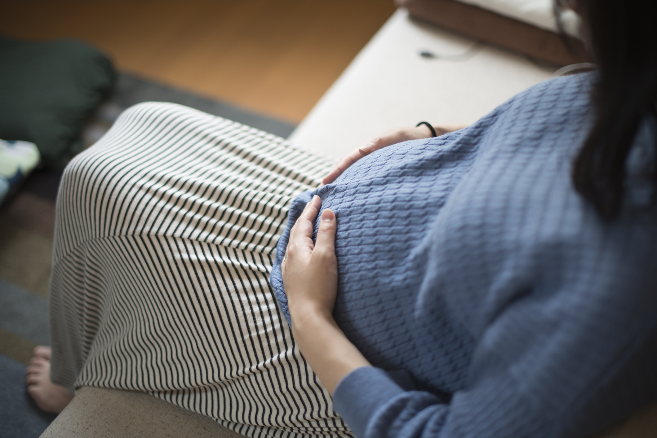A woman in 9th months of pregnancy at living room.