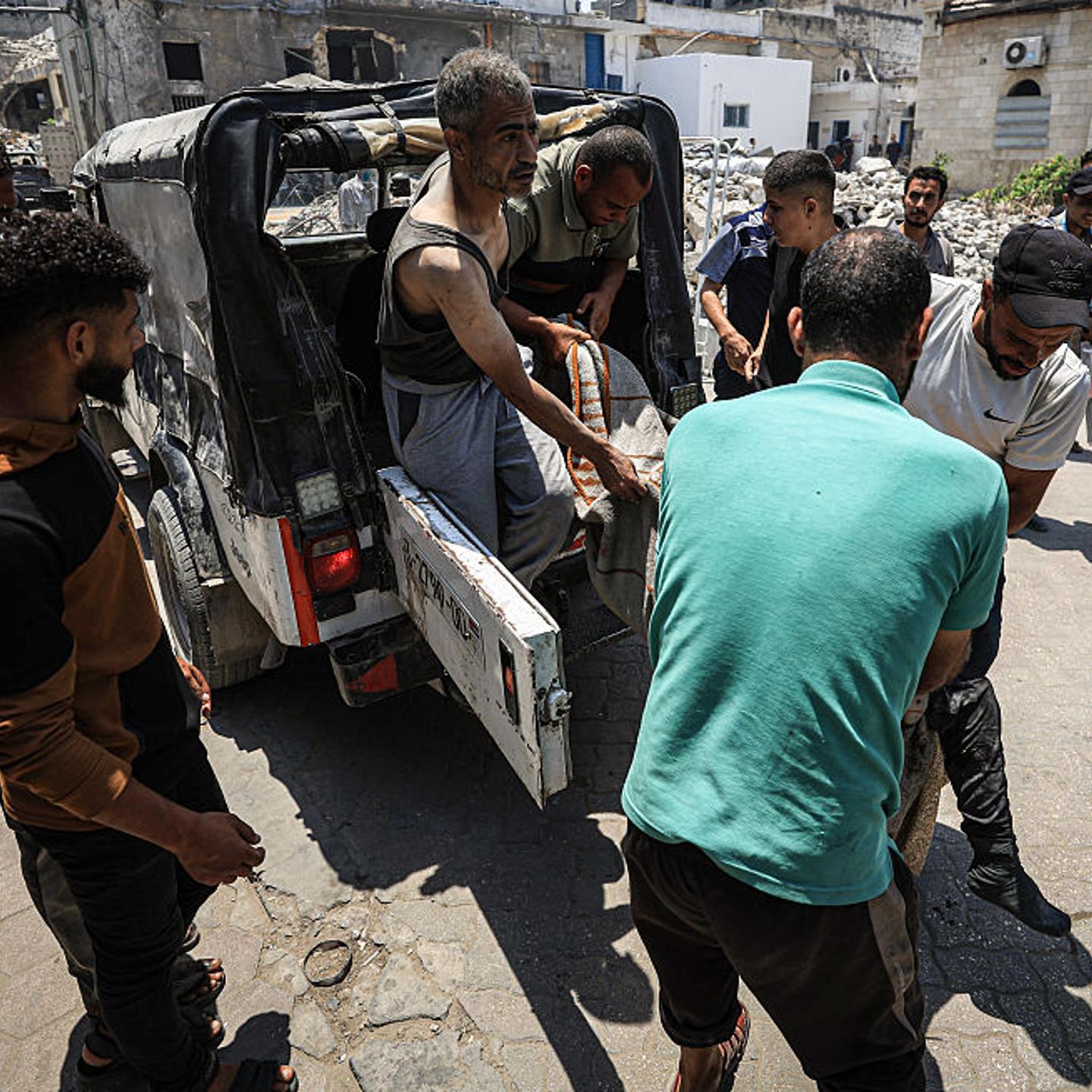 Israeli attack on Zeitoun neighborhood leaves many injured