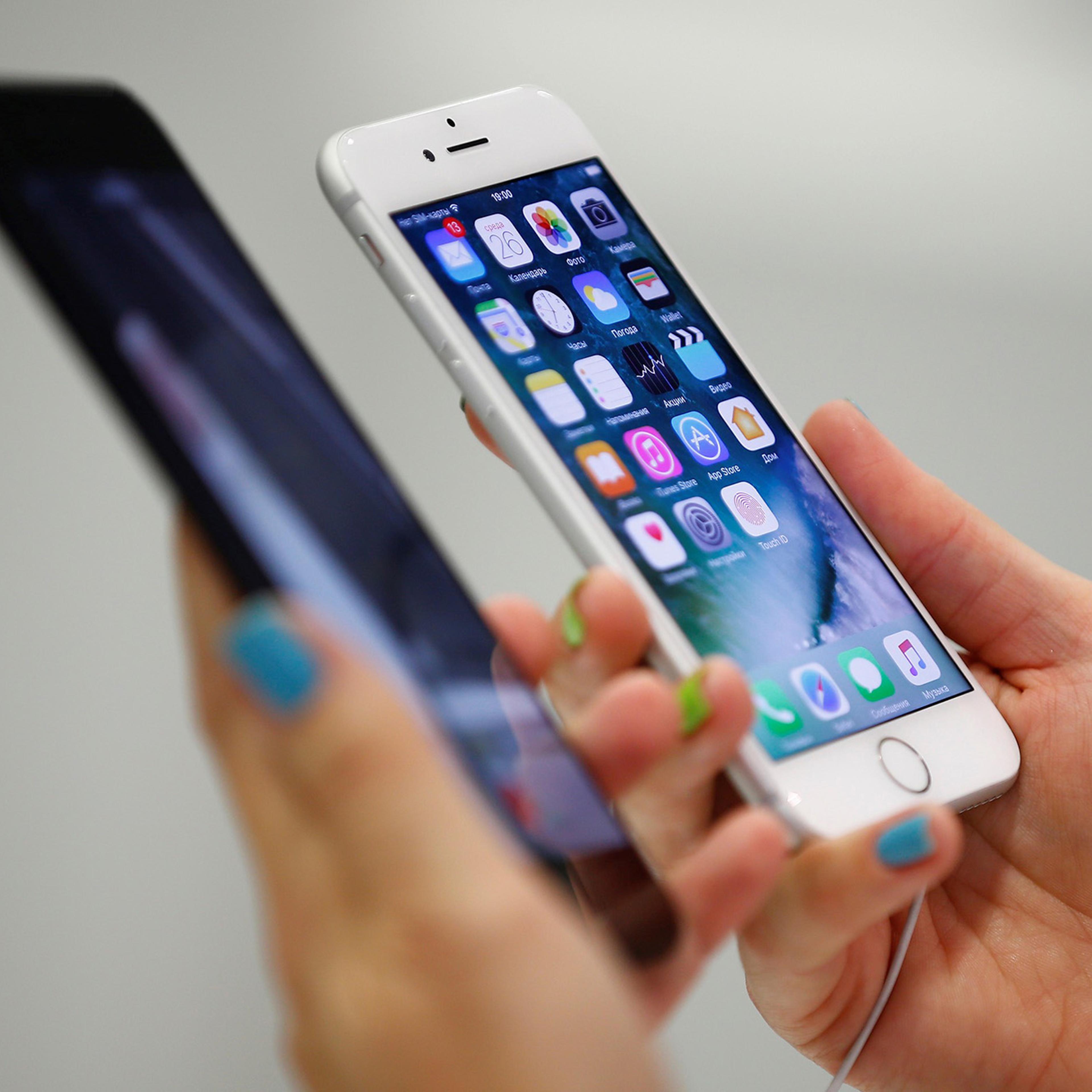 Apple launches iPhone models 7 and 7 plus in Russia