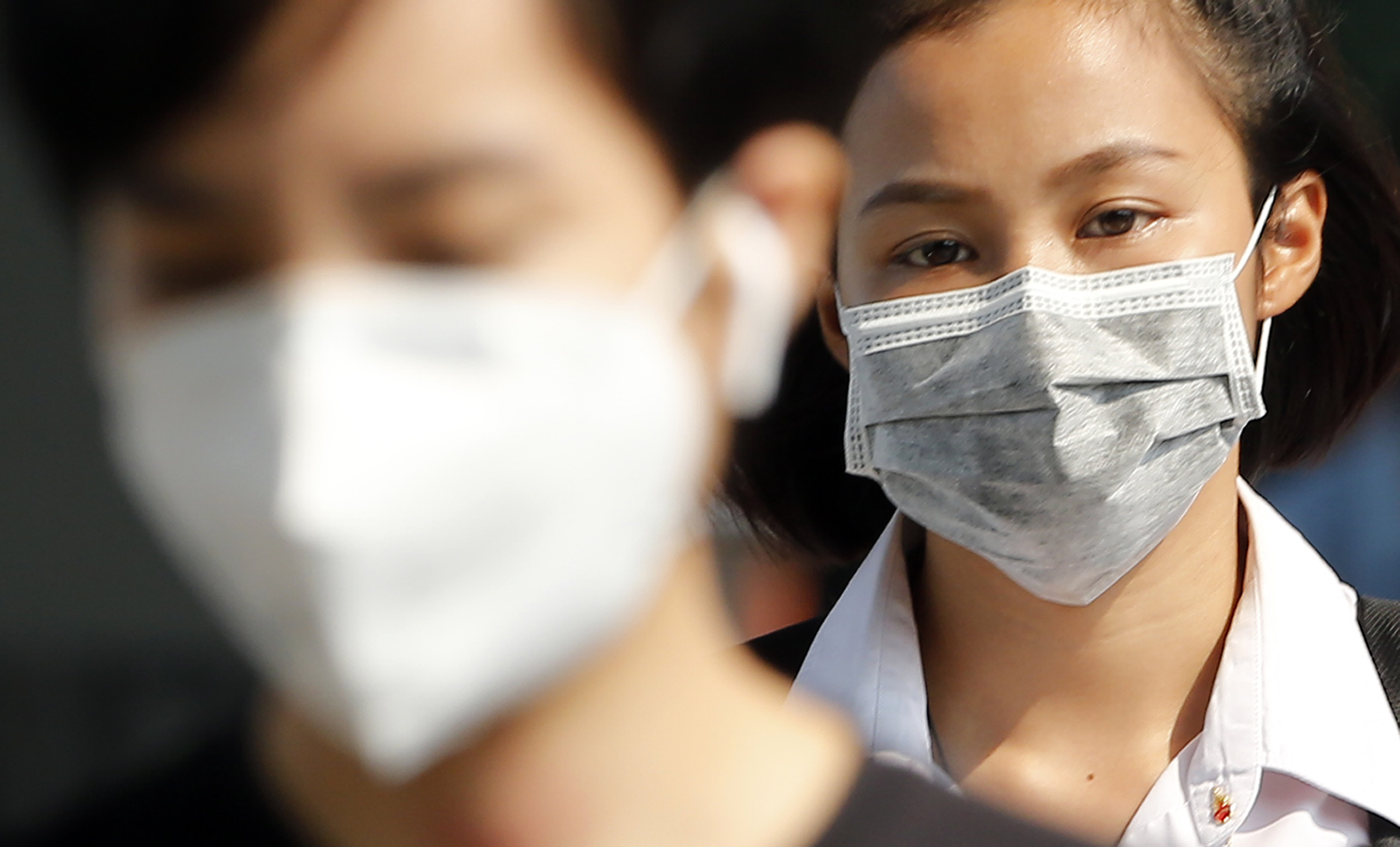People wearing masks during a poor air quality day in
