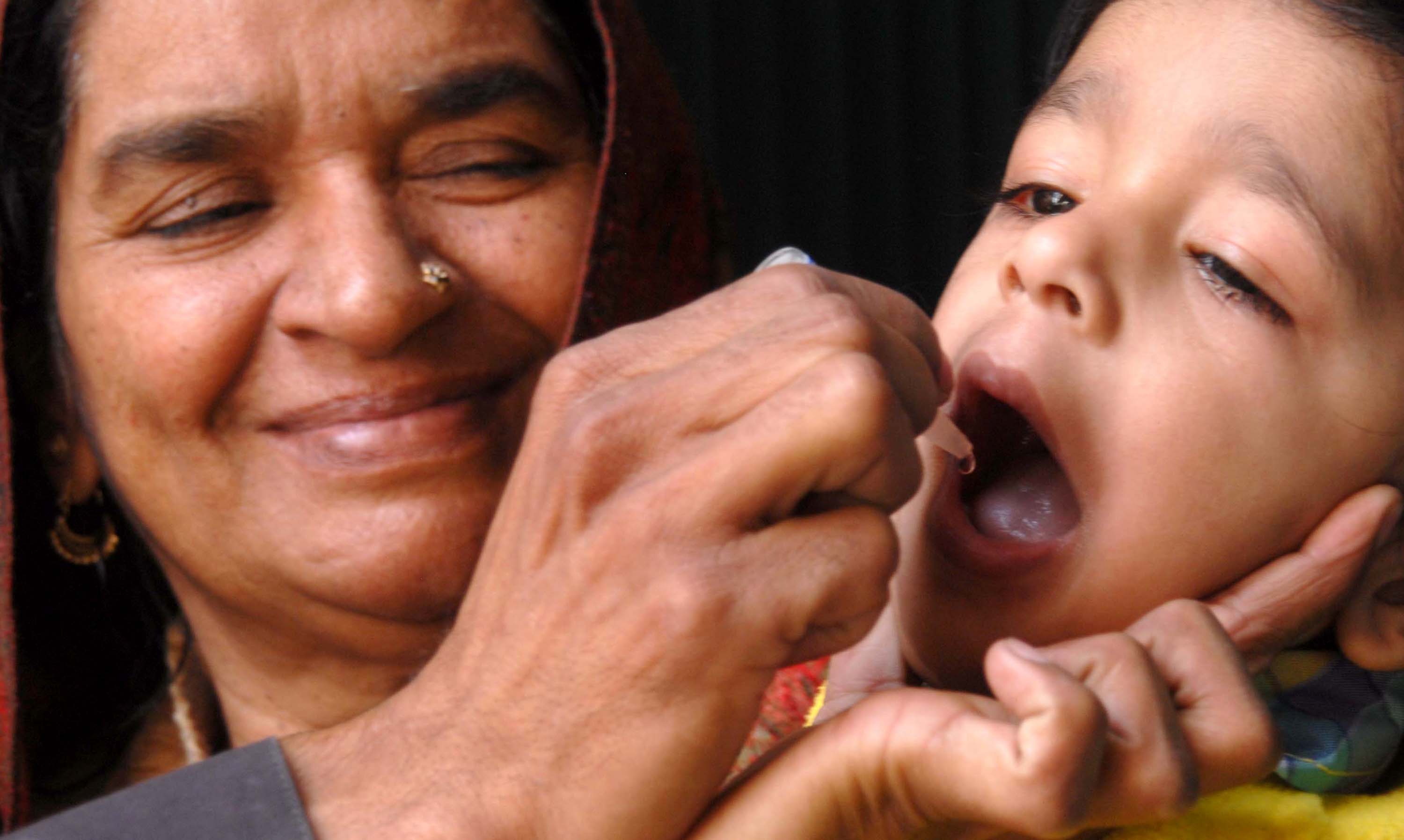 A Pakistani health worker vaccinates a child in Islamabad