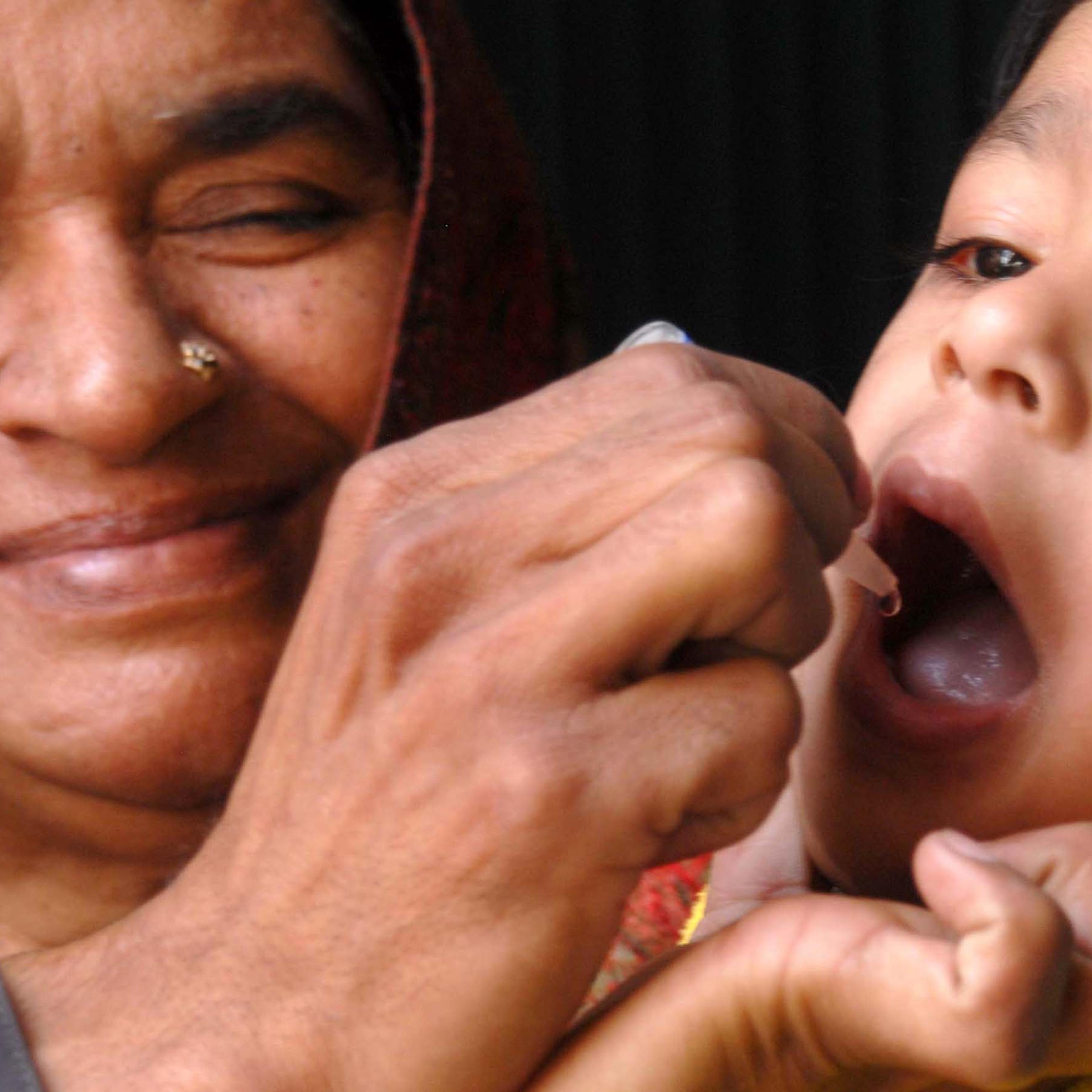 A Pakistani health worker vaccinates a child in Islamabad