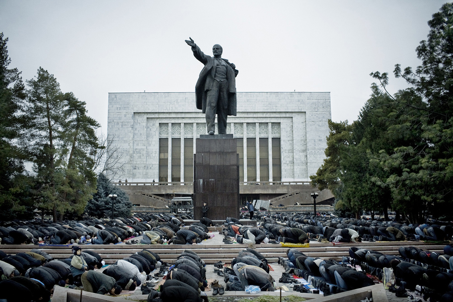 The photographs in this series were drawn from photographer William Daniels' Kyrgyzstan project, called <i>Faded Tulips</i>, which he has been working on since 2007. 
<br><br>
2007. During Eid ul-Fitr, several thousand Muslims prayed in front of the Bishkek parliament building and a statue of Lenin.