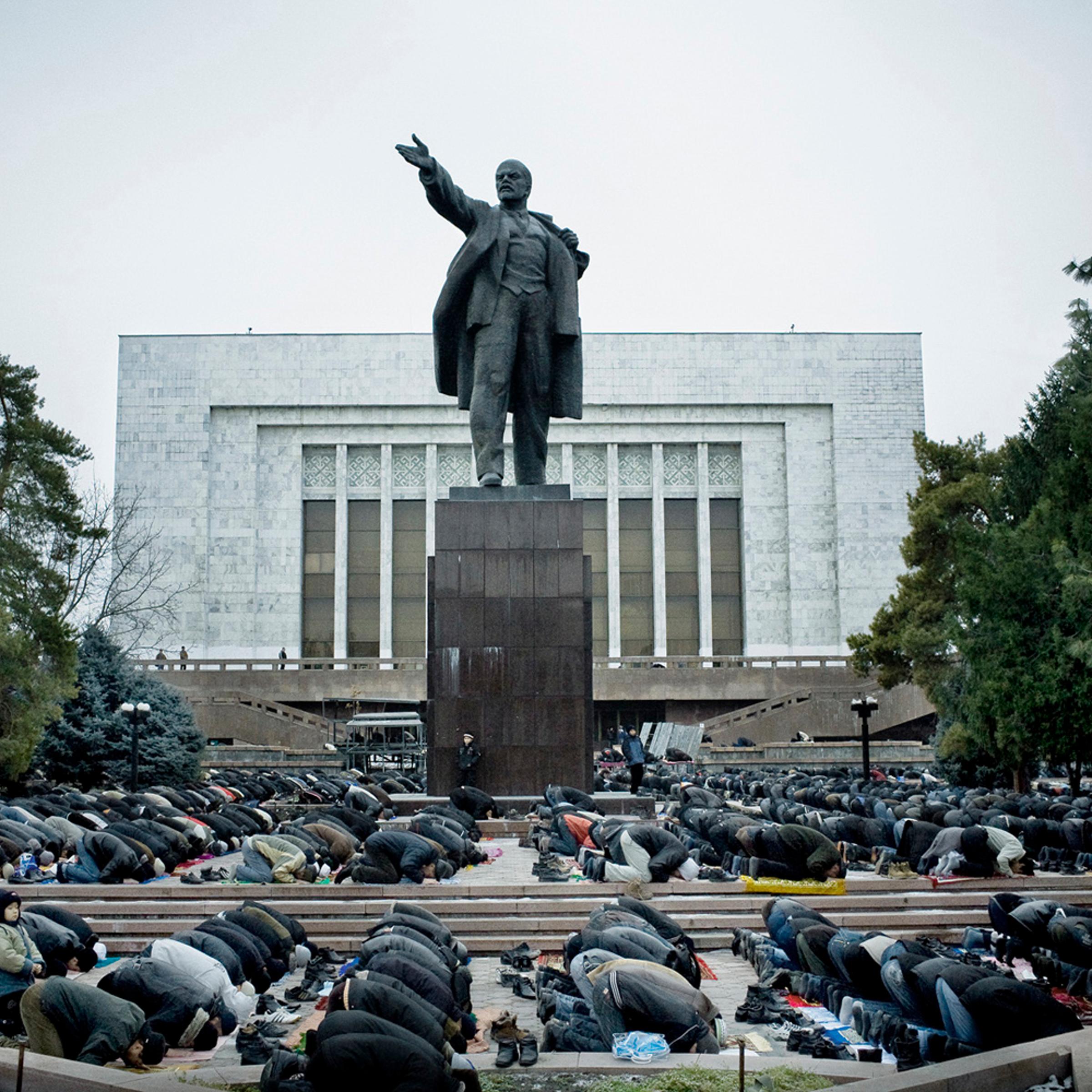 The photographs in this series were drawn from photographer William Daniels' Kyrgyzstan project, called <i>Faded Tulips</i>, which he has been working on since 2007.
<br><br>
2007. During Eid ul-Fitr, several thousand Muslims prayed in front of the Bishkek parliament building and a statue of Lenin.