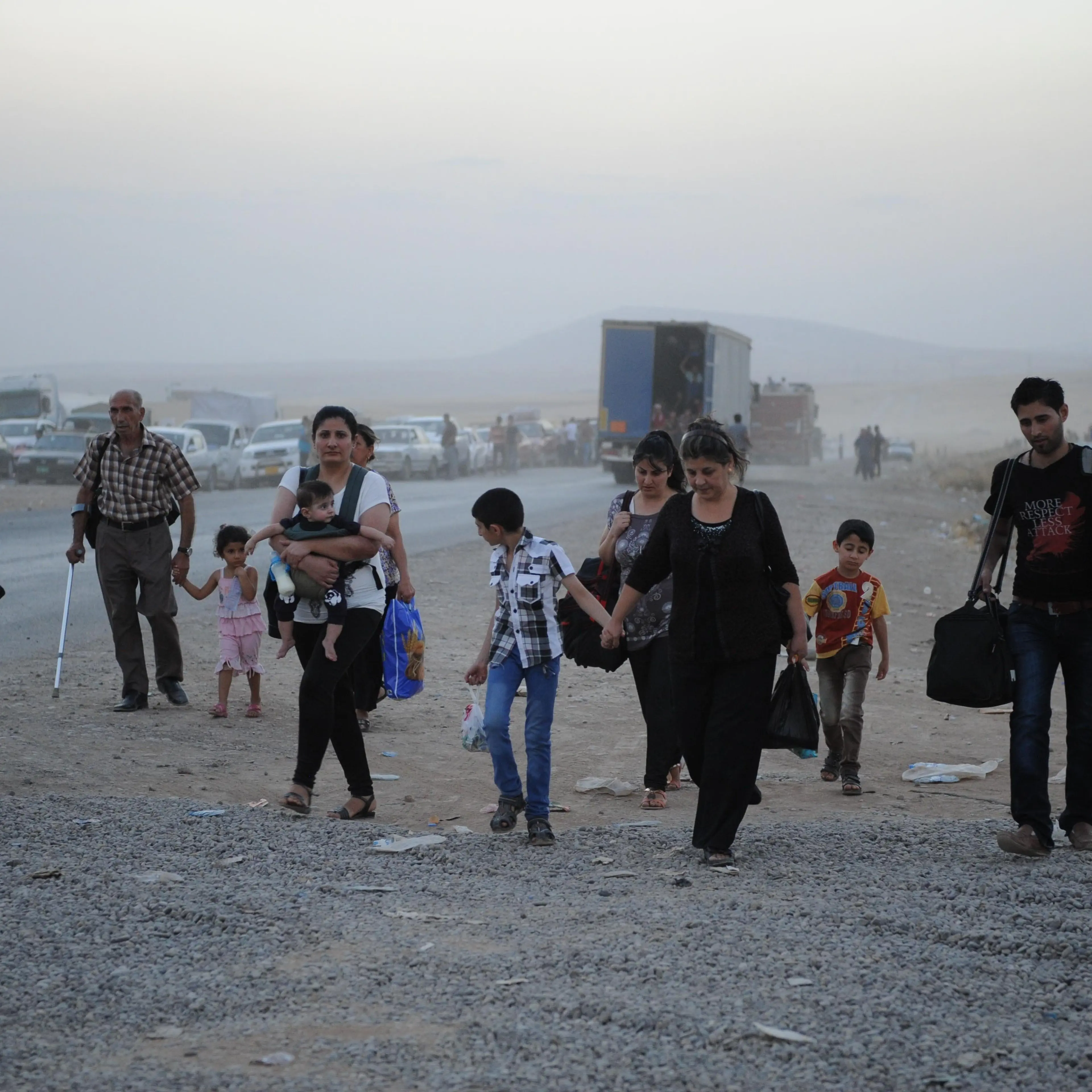 Thousands flee Iraq's Mosul