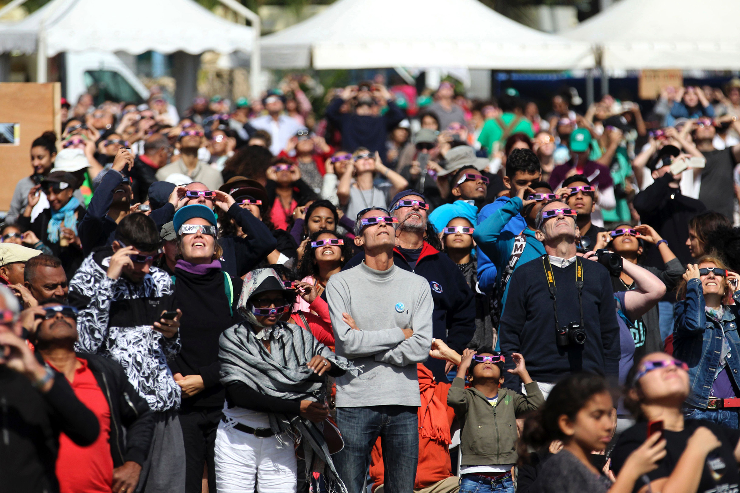 TOPSHOT-FRANCE-OVERSEAS-REUNION-ASTRONOMY-SCIENCE-ECLIPSE