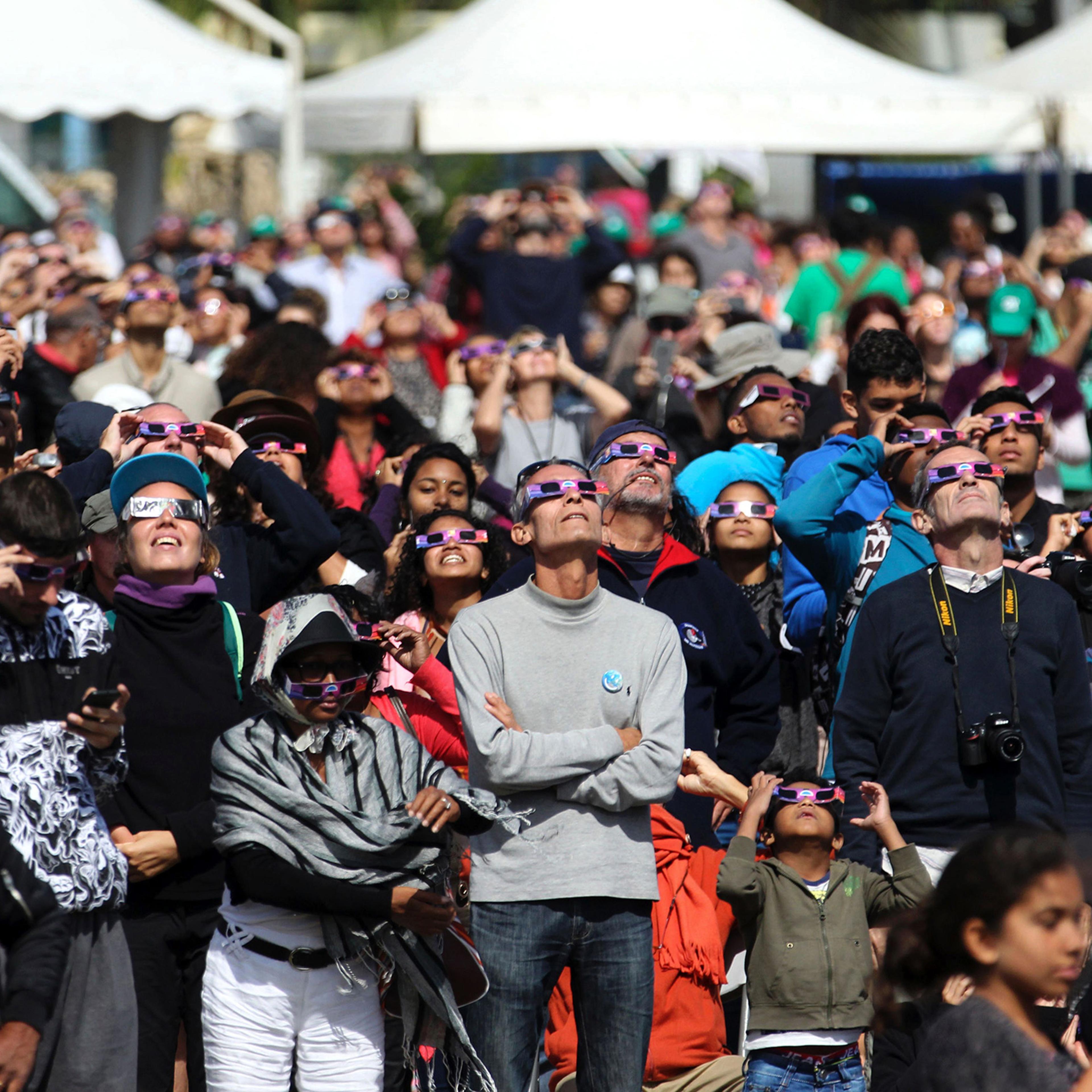 TOPSHOT-FRANCE-OVERSEAS-REUNION-ASTRONOMY-SCIENCE-ECLIPSE