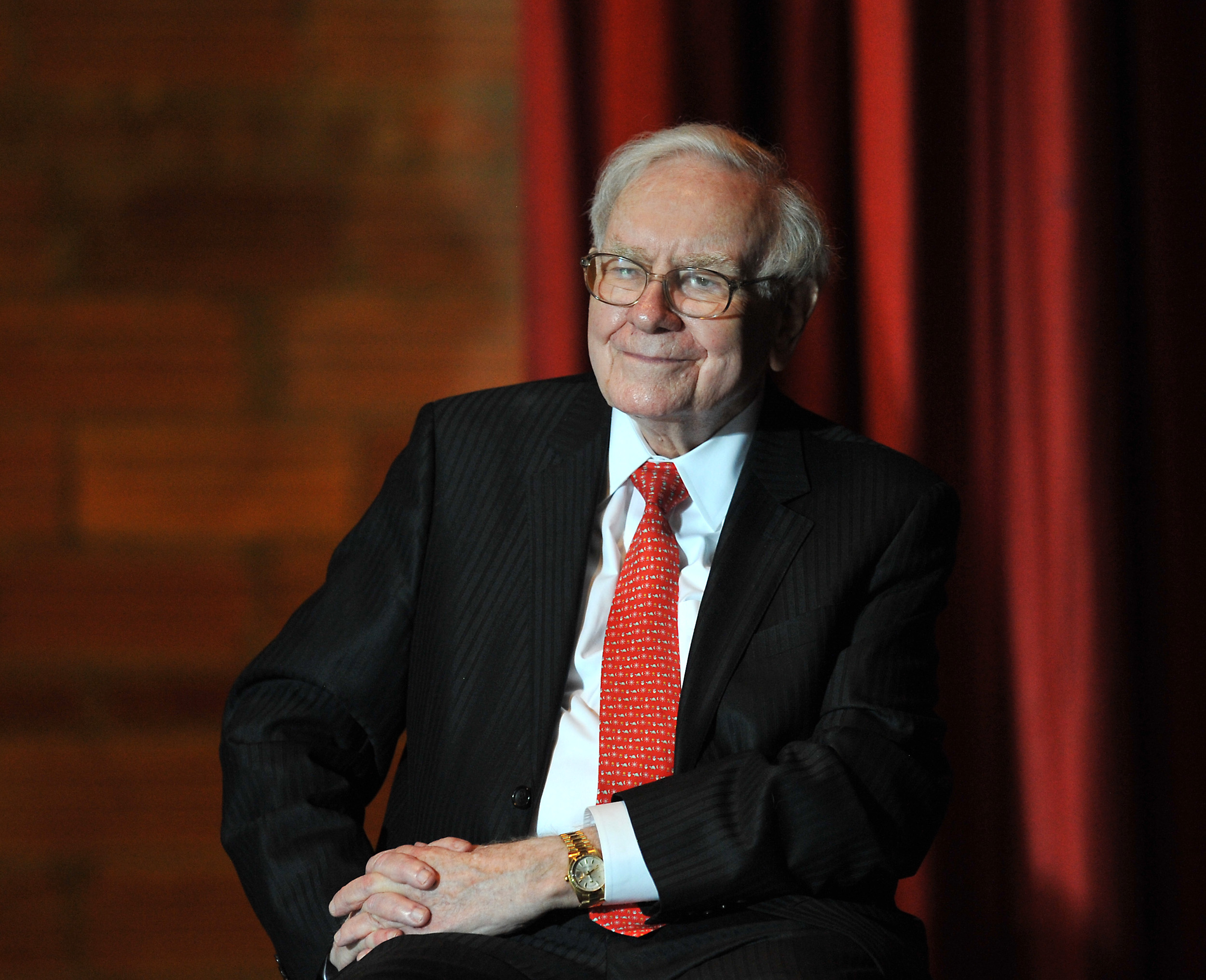 Billionaire Businessman Warren Buffett listens to Democratic Presidential Candidate Hillary Rodham Clinton at a Town Hall rally at Sokol Auditorium December 16, 2015 in Omaha, Nebraska.