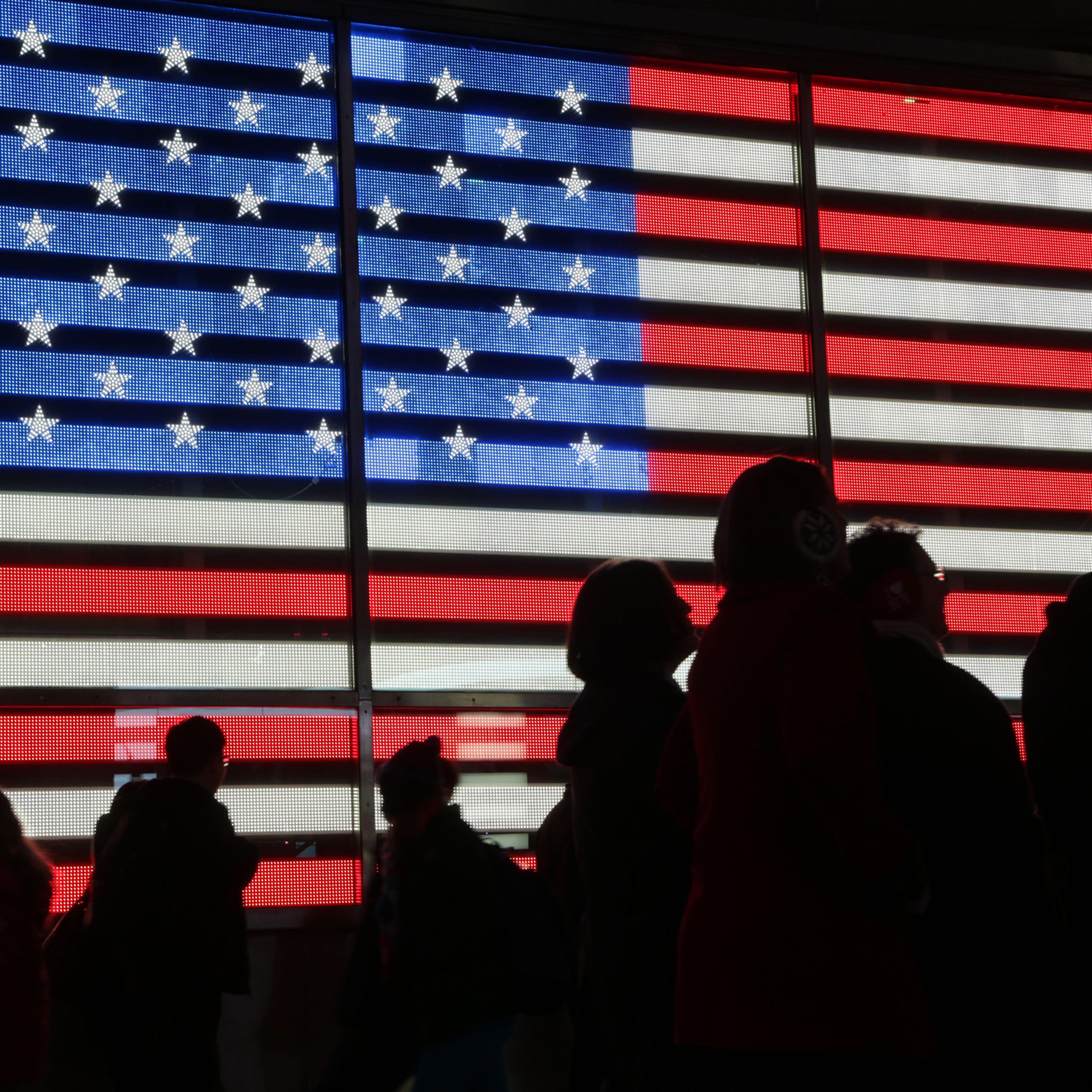 (GERMANY OUT) Feature USA - Menschen vor riesiger beleuchteter Fahne / Flagge (Photo by wolterfoto/ullstein bild via Getty Images)