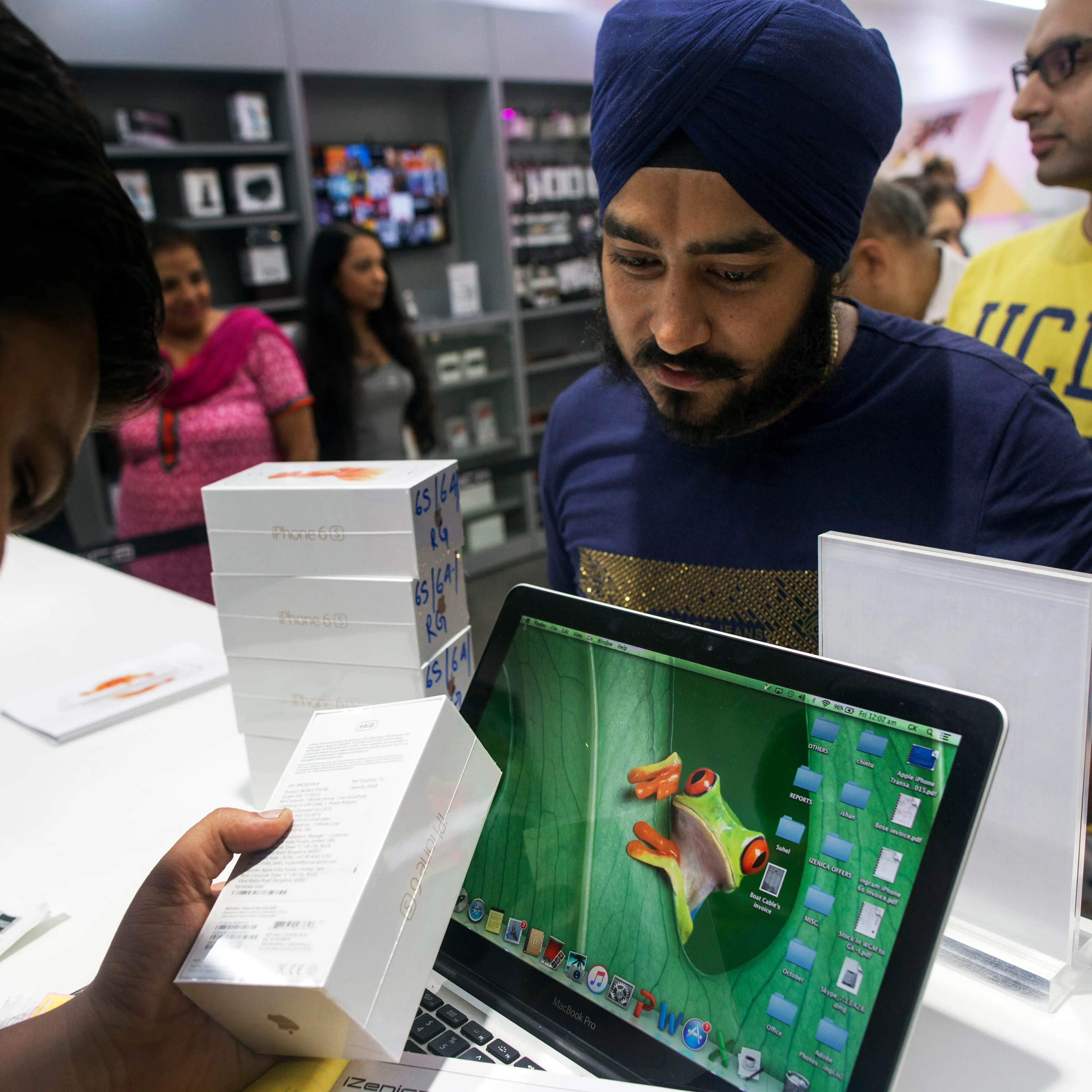 First Purchases Of The Apple IPhone 6s At An Izenica Store As New IPhones Are Released In India