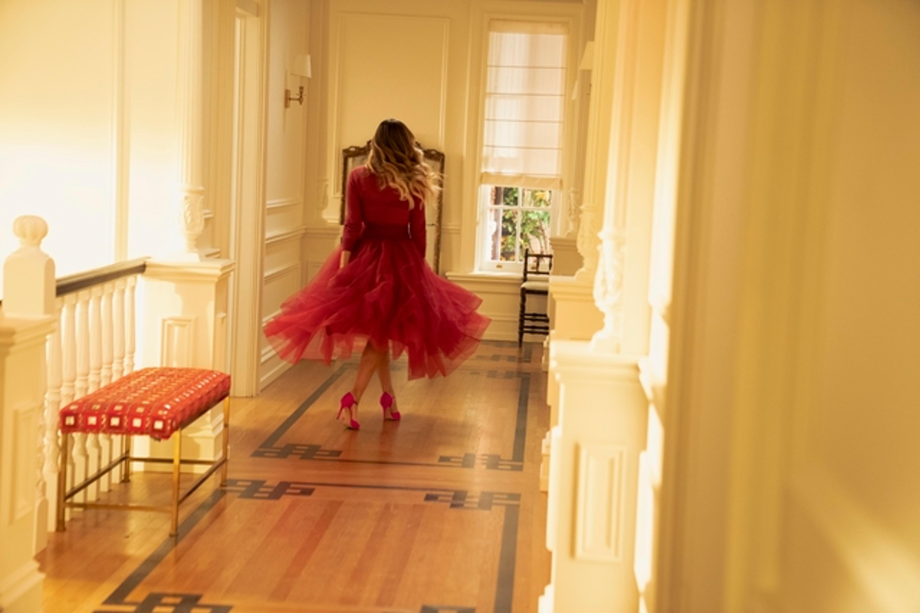 sarah jessica parker orange dress MAJOR FASHION. Sarah Jessica Parker, as Carrie Bradshaw, during the finale of #justlikethat wore an oversize, orange @maisonvalentino gown from the house's spring 2019 couture collection. The monumental scene caused searches for