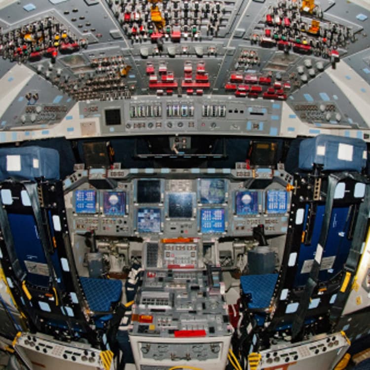 space-shuttle-discovery-flight-deck
