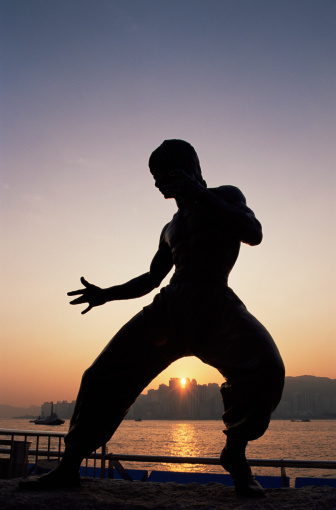 bruce-lee-statue-silhouette