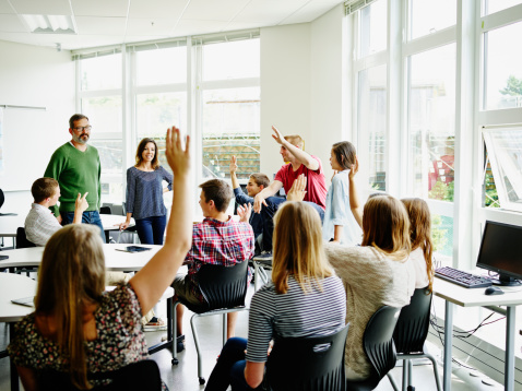 classroom-students-discussion