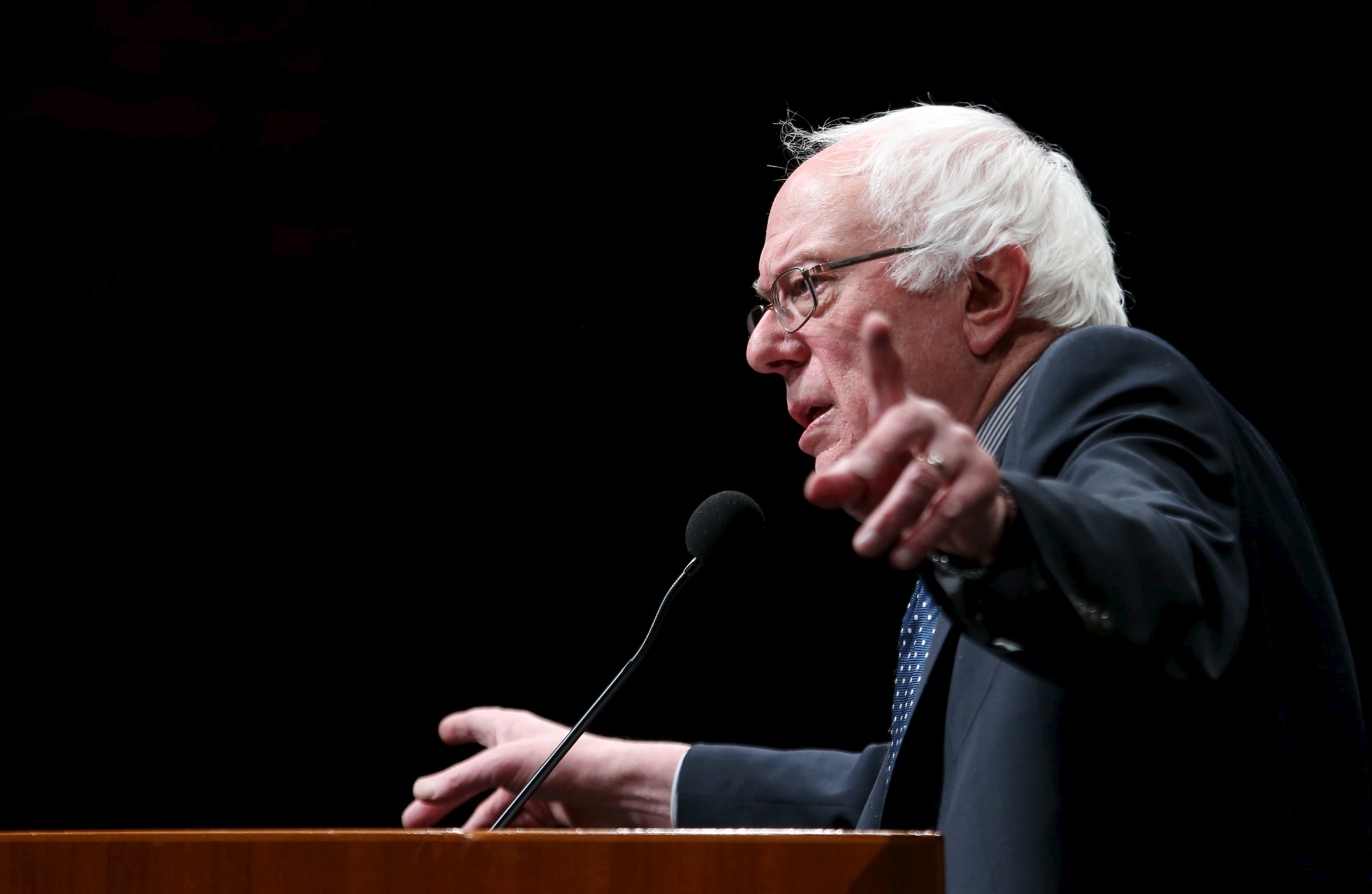 U.S. Democratic presidential candidate Senator Bernie Sanders gestures as he speaks during a campaign town hall meeting in Hanover, New Hampshire January 14, 2016. REUTERS/Mary Schwalm - RTX22GM1